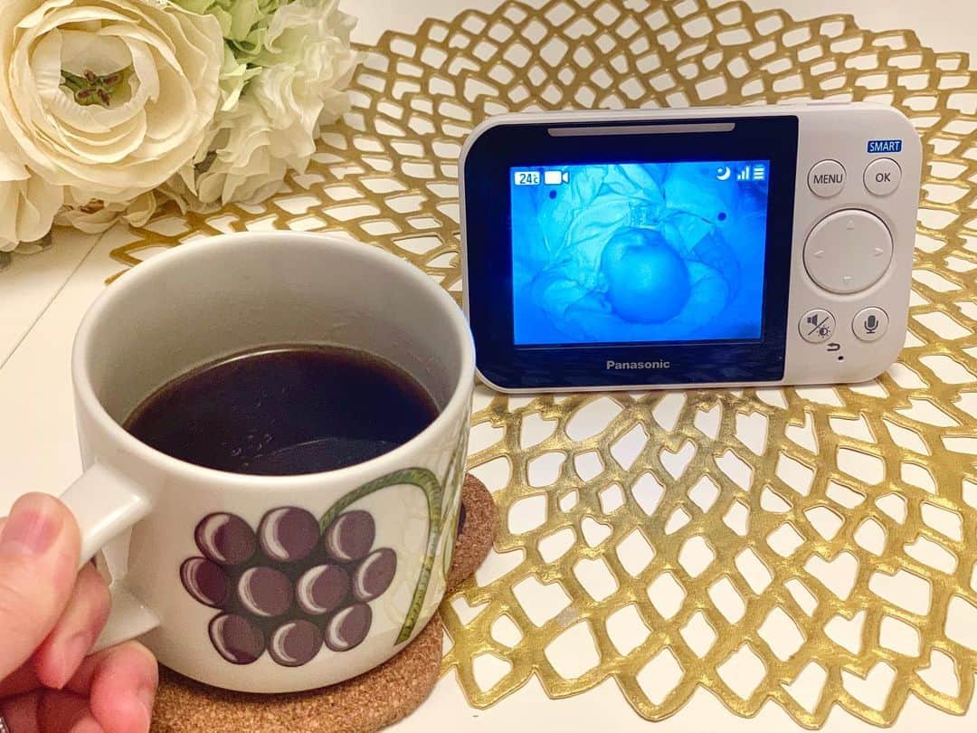 花田浩菜のインスタグラム：「たまに自分も寝落ちしないと訪れる w、 夜の至福時間…☕️❤️ ご縁あって#パナソニック の#ベビーモニター をプレゼント頂き🎥、1人で寝ている娘を眺めながら👧コーヒーやらアイスやら食べながら寝るまでのんびり〜☕️ 娘の寝付きが良すぎて、本当〜〜に！！助かっている#生後3ヶ月 の今日この頃😭😭 . . 最初、2人育児がスタートしてから 2人のお風呂どういれよう&寝かしつけどうやろう問題が2大問題だった私。 きっとそういう方も多いはず！ . 今現状の我が家は私が1人で夜までの日は、 . 🛀お風呂は娘を先に沐浴させて（20時前後） ↓ 出たら保湿＆お着替えさせて ↓ ミルク🍼 ↓ 寝る部屋に横にしてあげ、部屋を暗くして娘の寝かしつけ完了 w（20時ー21時） ↓ 息子と一緒にお風呂🛀 ↓ 出て息子の寝かしつけ（21時〜22時） . . といった感じでバラバラにお風呂&寝かしつけているので、暗闇にいざなった後の娘ちゃんは勝手に大人しく寝るのでどう寝てるのかなー？と思っていました。👧 パナソニックのこのベビーモニターは、 設置も簡単で置くだけでも良し&天井にも取り付けられるものなので、我が家は娘の寝るところの上に置いてあります💐（🔜スワイプ） . 1枚目の画像は真っ暗闇のお部屋を映したものなのですが、暗闇でもすごーく表情なども見やすく、寝顔や目が空いてる様子もバッチリ！ この間はじめて設置して見ていたら、もぞもぞふげふげ泣きそうな時は自分で指しゃぶりをしてまた寝ていたりして、娘にびっくり w 朝起きるのも娘ちゃんは息子と私より遅いので、朝は『◯◯ちゃんもう起きるかなー？』と息子とベビーモニターを一緒に見て起きそうになってきたころにお迎えに行くことも😊🙌今はまだゴロン時期だけど、これから寝返り打ったりつかまり立ちしたりどんどん目が離せなくなるのでとても役に立ってくれそうです✨ . . このベビーモニター、ありがたいのが専用モニター付きなのでWi-Fi設定も不要なところ。 モニターとカメラの電源を入れるだけですぐ使えます✨スマホのアプリで見るタイプだとアップデートの度になぜか見れなくなって再設定、なんてこともあったので電源いれるだけの設定不要で本当楽ちんでした✨ そして通信障害も今まであったことないのでストレスフリー！で使えて助かっています🙌 . 寝顔を見たりできるだけでなく、 温度センサー、動作センサー、音センサーもついていて、 子供が動いたり泣いたりすると音でお知らせしてくれます👶❤️（🔜スワイプ） ついでに泣いた時や寝かしつけの時に胎内の音や音楽などもベビーモニターから流してくれるので、専用のシッターさんみたい✨ こちらから話しかけたりもできるので、今は赤ちゃん用に使っているけれど 子供が大きくなったら子供部屋につけて色んな使い方もできそう❤️ . 寝ているところをドアを開けて睡眠の邪魔することなく寝顔や寝ている様子を見て安心もできるし、別室で寝かせる練習などにも役に立ってくれそうなので😊 1台もってて便利なので、どの部屋にも欲しいくらい！笑  1人目はもちろん、2人目以降の#出産祝い でも頂いたらとても嬉しいな😍と思いました✨ . . #PR #パナソニックベビーモニター #パナソニック #ベビーモニター #モニター #育児グッズ #育児便利グッズ #出産祝い #出産準備 #ネントレ #寝返り #寝返り防止 #新米ママ #赤ちゃんのいる生活 #女の子ママ #男の子ママ #12月生まれ #生後2ヶ月 #生後3ヶ月 #2歳差育児 #2歳差兄妹 #2児ママ #令和ベイビー #l4l #ig_oyabakabu #happy #happydays」