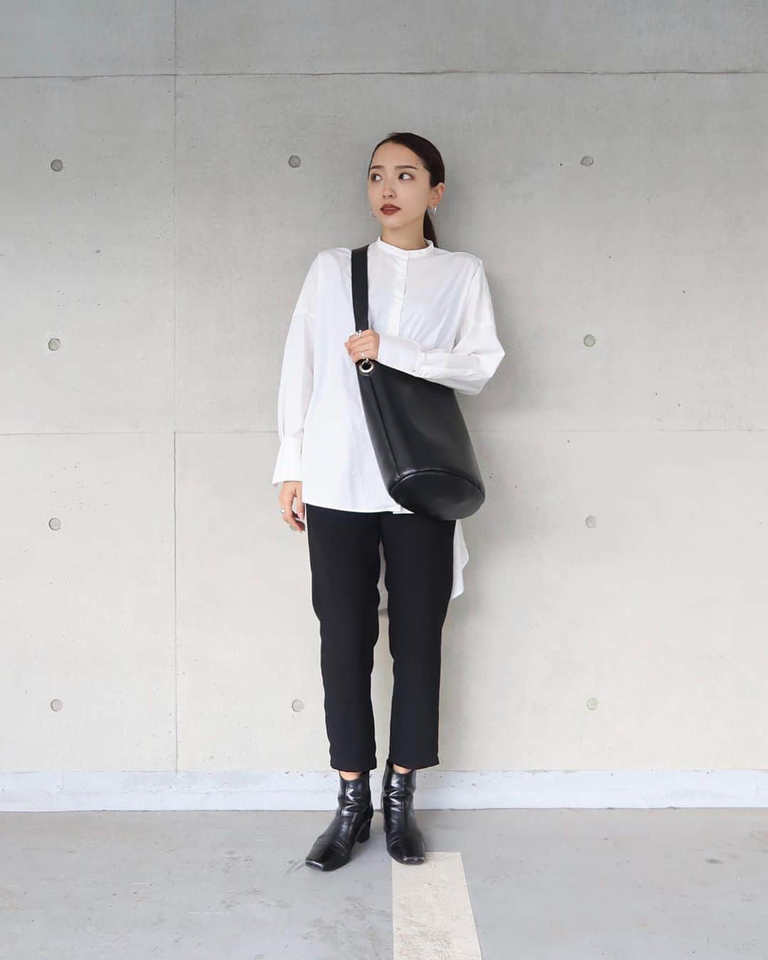 かんだまさんのインスタグラム写真 - (かんだまInstagram)「私の定番服☺︎ ノーカラーシャツと、スーツっぽい細身の黒のパンツと、スクエアのシューズ✔️アクセサリーはシルバー派みたい☺︎ . 最近大好きな黒をもっと極めたくてインプットタイムを作り始めました。楽しい☺︎ #だま服」3月7日 21時08分 - koike_weekend