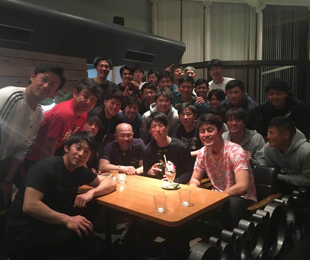 小田幸平のインスタグラム：「今日は今治キャンプ3日目。ホテル8時出発して帰って来たのが17時過ぎ。マジ疲れた。3月7日は愛媛マンダリンパイレーツキャッチャー飯田の誕生日🎂皆んなでパシャ📷#今治キャンプ#愛媛マンダリンパイレーツ#中日ドラゴンズ#読売ジャイアンツ#誕生日#疲れた」