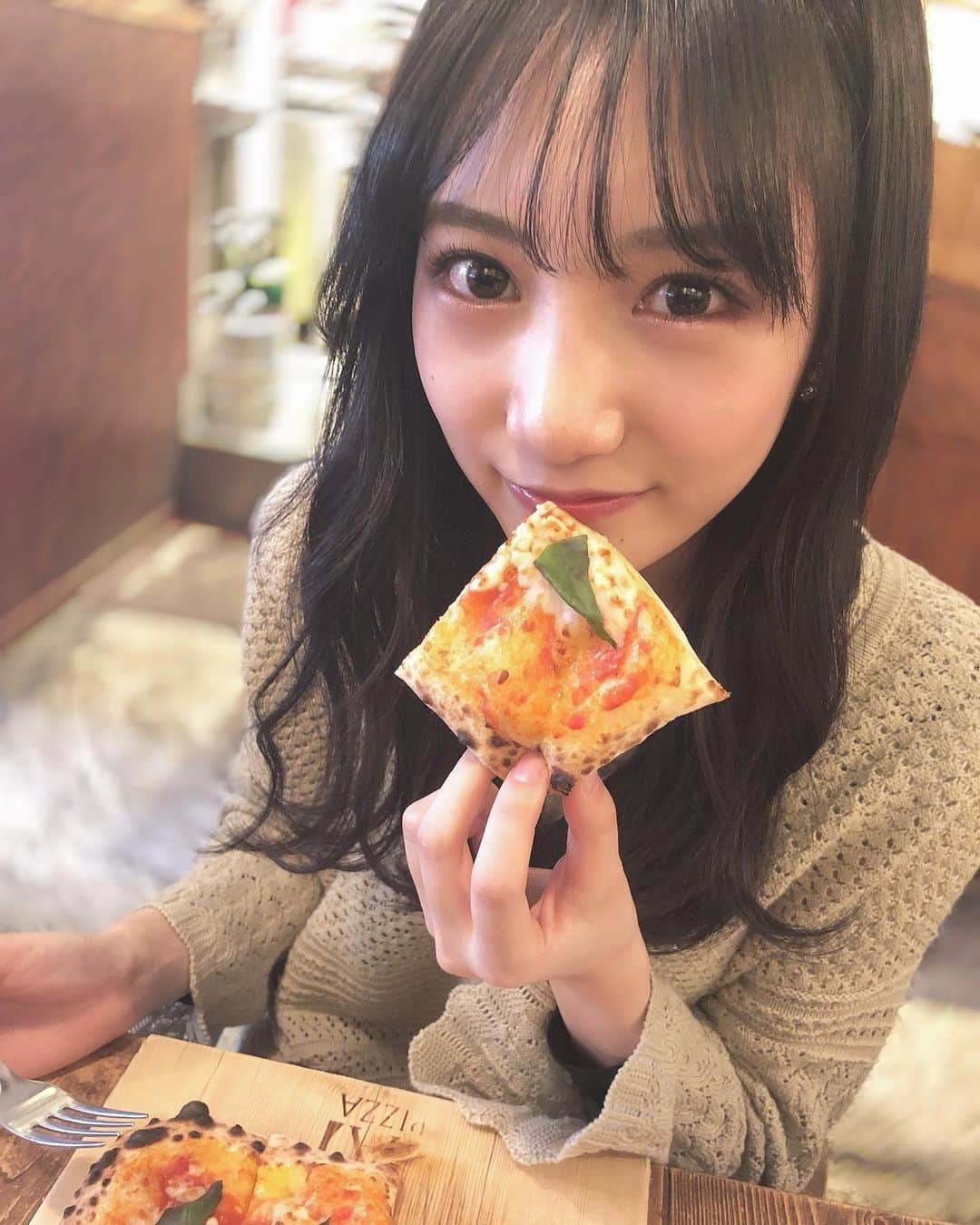 横野すみれさんのインスタグラム写真 - (横野すみれInstagram)「四角いピッッッツァ🍕🧀﻿ ﻿ ﻿ ﻿ この間、かれんたんにピザが食べたいって言ったら﻿ ﻿ 素敵なピザ屋さんを教えてくれて一緒に行ってきたよ〜🍕﻿ ﻿ ﻿ 四角いピザ、初めて食べた！！🍕🧀﻿ ﻿ ﻿ マルゲリータとクアトロフォルマッジとボロネーゼを2人でわけわけして食べたよ🍽﻿ ﻿ 一緒に写真撮るの忘れちゃったけど(プリクラは撮った)最高の時間でした〜☺️﻿ ﻿ ﻿ 何枚食べれるか大食いしてみたいなあ🤤﻿ ﻿ ﻿ #ピザ #四角いピザ #横野すみれ #なんばグルメ #apizza #🍕🍕🍕 #チーズ好きにはたまらない #大阪グルメ #おすすめカフェ #横すーグルメ #彼氏目線 💗」3月7日 21時02分 - yokono_sumire