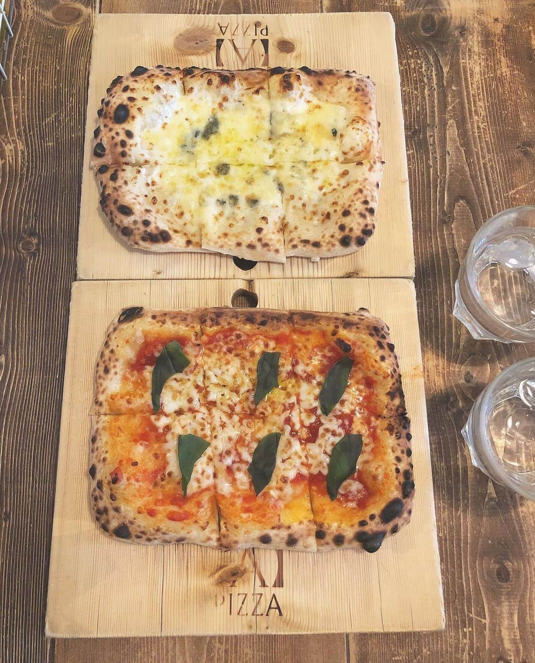 横野すみれさんのインスタグラム写真 - (横野すみれInstagram)「四角いピッッッツァ🍕🧀﻿ ﻿ ﻿ ﻿ この間、かれんたんにピザが食べたいって言ったら﻿ ﻿ 素敵なピザ屋さんを教えてくれて一緒に行ってきたよ〜🍕﻿ ﻿ ﻿ 四角いピザ、初めて食べた！！🍕🧀﻿ ﻿ ﻿ マルゲリータとクアトロフォルマッジとボロネーゼを2人でわけわけして食べたよ🍽﻿ ﻿ 一緒に写真撮るの忘れちゃったけど(プリクラは撮った)最高の時間でした〜☺️﻿ ﻿ ﻿ 何枚食べれるか大食いしてみたいなあ🤤﻿ ﻿ ﻿ #ピザ #四角いピザ #横野すみれ #なんばグルメ #apizza #🍕🍕🍕 #チーズ好きにはたまらない #大阪グルメ #おすすめカフェ #横すーグルメ #彼氏目線 💗」3月7日 21時02分 - yokono_sumire