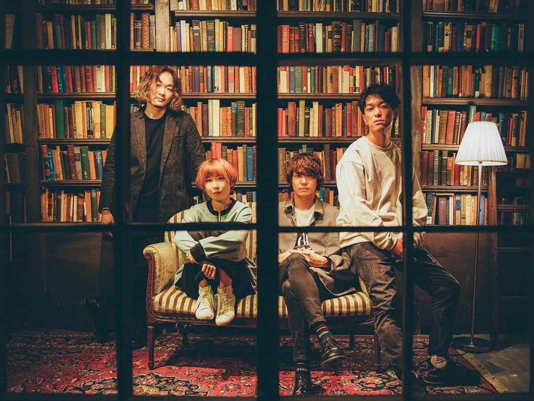 Amelieのインスタグラム：「🎬ジャケット&収録曲解禁🎬  2020.4.22発売💿 Amelie 3rd Mini Album 「シネマクラブ」  1.リメンバー 2.雨よ降れ 3.ヒットガール 4.誰も知らないメロディ 5.リリィ 6.バラ色の人生 ¥1800(+tax)  ご予約忘れずに⚠️ リリースに伴い新アー写も解禁📸」