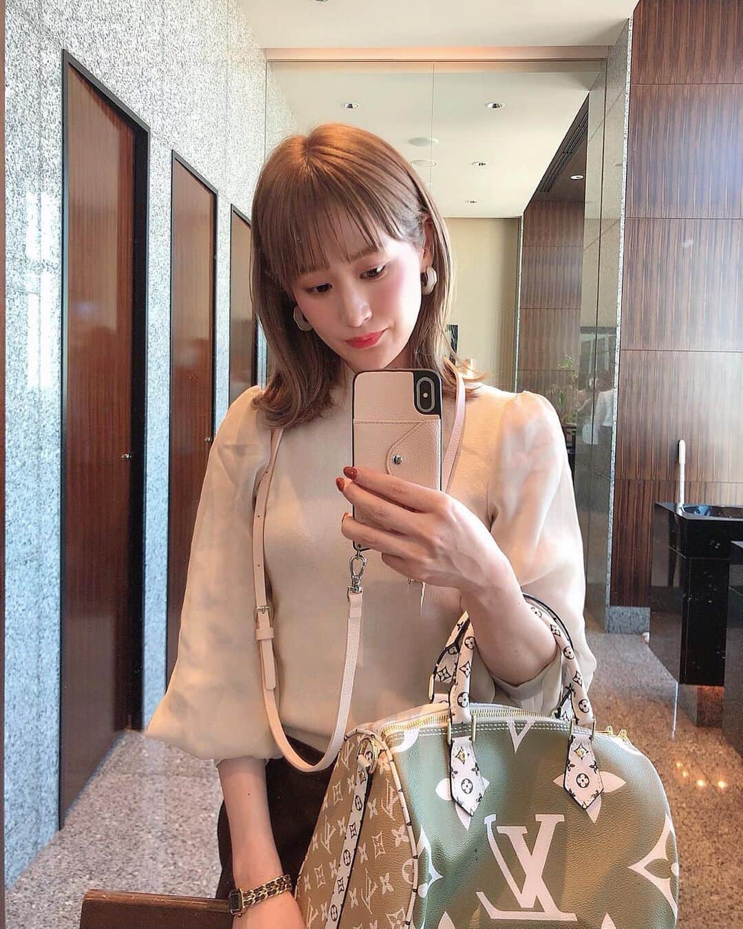 のインスタグラム：「わたしが愛用しまくっている @bandolierstyle.jp のiPhoneケース♡ お気に入りすぎて実は2個目😋💕 春らしいピンクベージュのデザインにしました🌸 . . 本革だから高級感あって大人っぽい😌 裏にポッケにSuicaを入れて 改札ピッと通れて便利です🕊✨ . . #bandlier  #bandolierstyle﻿#bandolierstylejp#バンドリヤー#スマホケース#アイフォンケース#海外インポート#肩掛け#パスケース#ポーチ#新商品#新作#海外セレブ#iphone #caseiphone #iphoneケース」