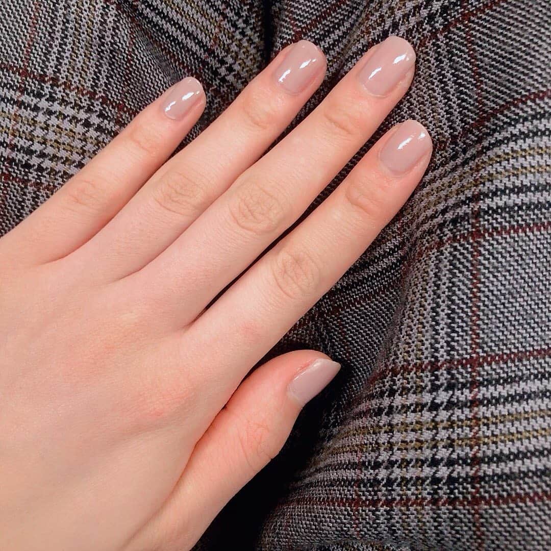 上野優華さんのインスタグラム写真 - (上野優華Instagram)「今日メイクさんが塗ってくれたネイルがめちゃくちゃ可愛かった…！！ ヌードカラーは指を綺麗に見せてくれるので好きです。派手なのも大好きだけど🤭🤭❤ このベージュピンク一目惚れした。買お。絶対モテる。  #ネイル #nail #ポリッシュ #ネイルポリッシュ #ヌードカラー #nudecolor #アディクション #ADDICTION #ネイルカラー #nailcolor #ベージュ系 #ピンクベージュ #モテカラー #モテる #cosu me #モテコスメ #可愛い #一目惚れ #アイテム」3月7日 21時15分 - yuukaueno0205