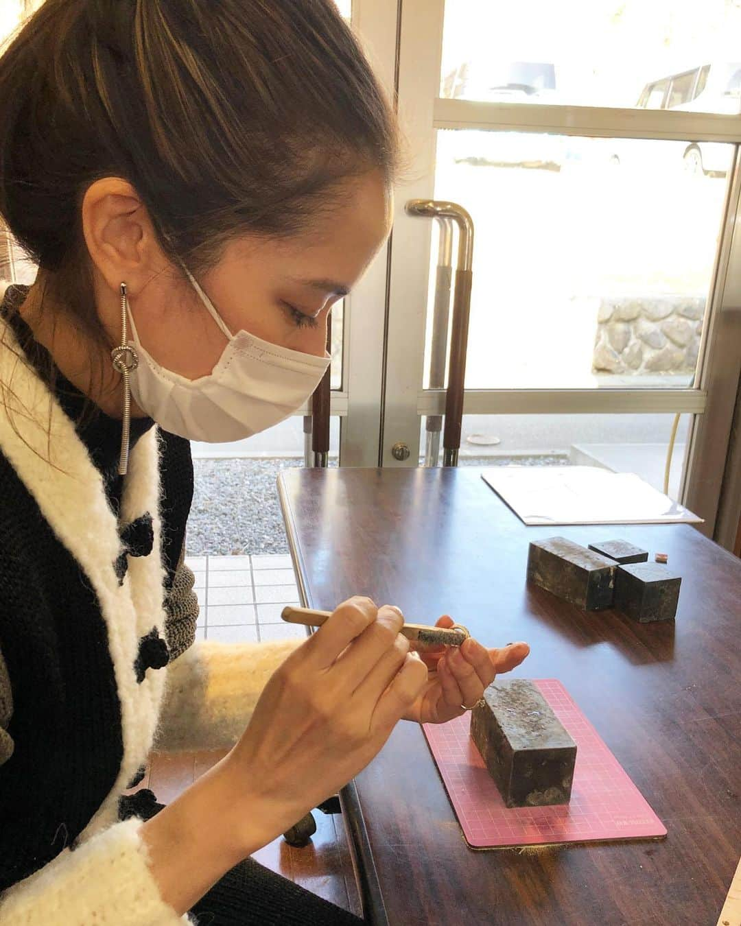 大森美知さんのインスタグラム写真 - (大森美知Instagram)「it's a first time to make a ring✨ 世界で一つの#pinkyring 。もう作っちゃえと凄いお気に入りできた。磨いて磨いてピカピカに！ #純銀 で傷つきやすいから大切に使わなきゃ˚✧₊⁎･:* . #fashion #accessory #ootd #silver #love  #山梨 #物作り #世界で一つ #宝物が増えた」3月7日 21時15分 - michi_oomori_official