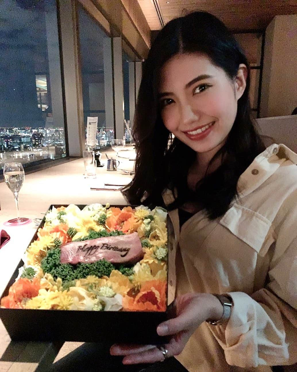 岡山瑠沙のインスタグラム：「昨日で23歳になりました☺️ 誕生日前後はお仕事でバタバタしてて、 写真の顔も疲れ切ってますが、、、 大切な人たちにおめでとうって言って貰えて、 私も普段からの感謝の気持ちを 伝えてられて、充実した日になりました🥰 23歳の瑠沙も宜しくお願いします♥️ ・ #birthday #0306 #thankyou #夜景 #dinner #恵比寿 #tokyo #fashion #ootd #photooftheday #selfie #outfit #instalike #instagood #instagram #instafood #インスタ映え #instagram #followforfollowback #foodstagram #lfl #thanksgiving #happiness」