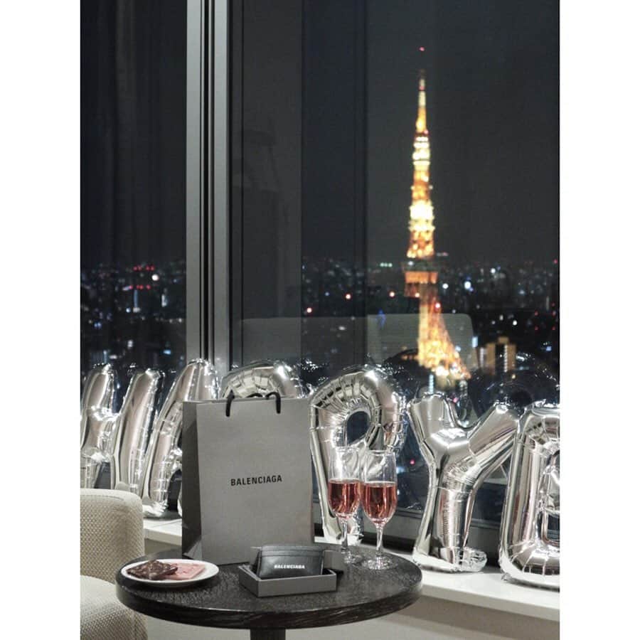 のインスタグラム：「🗼 パパ活の人っぽい写真がたくさんとれました。 ここの部屋はほんと〜に眺めが素晴らしかった。。。🥺🥺🥺💧  #parkhoteltokyo #파크호텔도쿄 #パークホテル東京 #도쿄호텔추천 #도쿄호텔뷰 #호캉스 #호캉스추천 #도쿄야경 #도쿄타워 #도쿄호캉스 #시오도메」