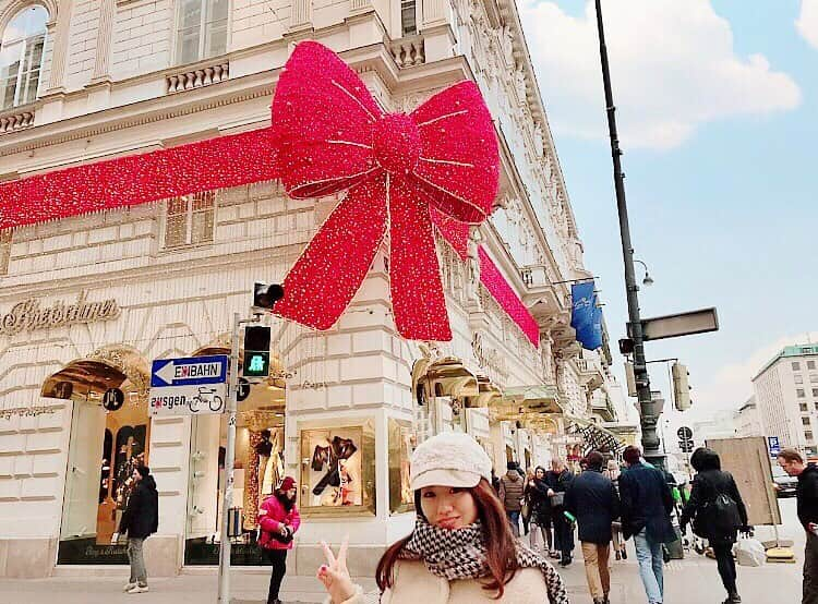 にゃんさんゴルフさんのインスタグラム写真 - (にゃんさんゴルフInstagram)「. . ウィーンの街並み🎀✨ 建物に大きなリボンちゃん🎗かわいい🎀 . 銀座カラーでは 月額3,000円で全身脱毛ができるってさ😻 安い✨ . そして脱毛中は毛抜きで抜くよりも シェーバーでやるのがいいみたいよ♪ . 無料カウンセリングの予約は『@ginzacalla_official』の 公式アカウントURLからキャンペーンcheck！🤔 . . #銀座カラー#脱毛#全身脱毛#顔脱毛#無料カウンセリング#月額制#ウィーン#母娘旅行#スポーツ女子#海外旅行#旅行大好き#リボンちゃん #trip#tripgirl#callaPR」3月7日 21時23分 - miiiii0228