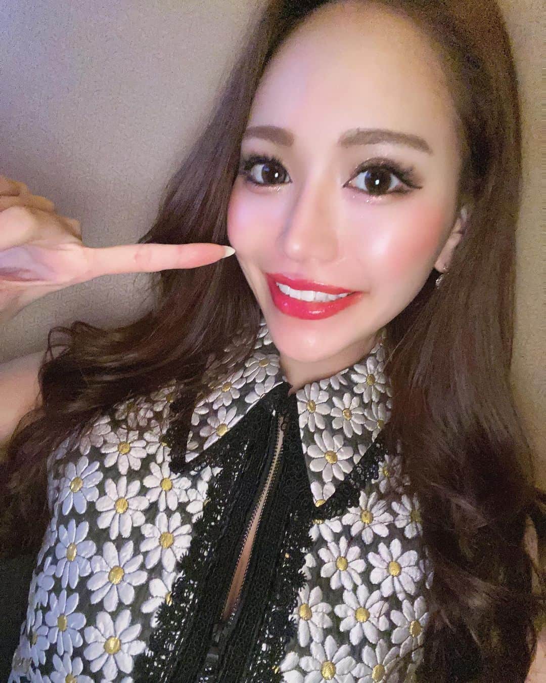 のインスタグラム：「. 3年ぶりのホワイトニング🦷✨ ホワイトニングはいつも歯医者さんでやるよ💕 いい歯医者さん紹介してもらえてよかった😍 . #ホワイトニング #白い歯キープ  #aliceandolivia #aliceandoliviadress #アリスアンドオリビア  #fabric #新宿ファブリック #ファブリック #ラウンジ #キャバクラ #キャバ嬢 #歌舞伎町 #歌舞伎町キャバ嬢 #桜ゆみ #移籍」