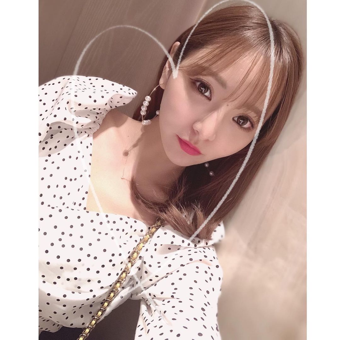 輝月あんりのインスタグラム：「週末快樂～👧💭💗」