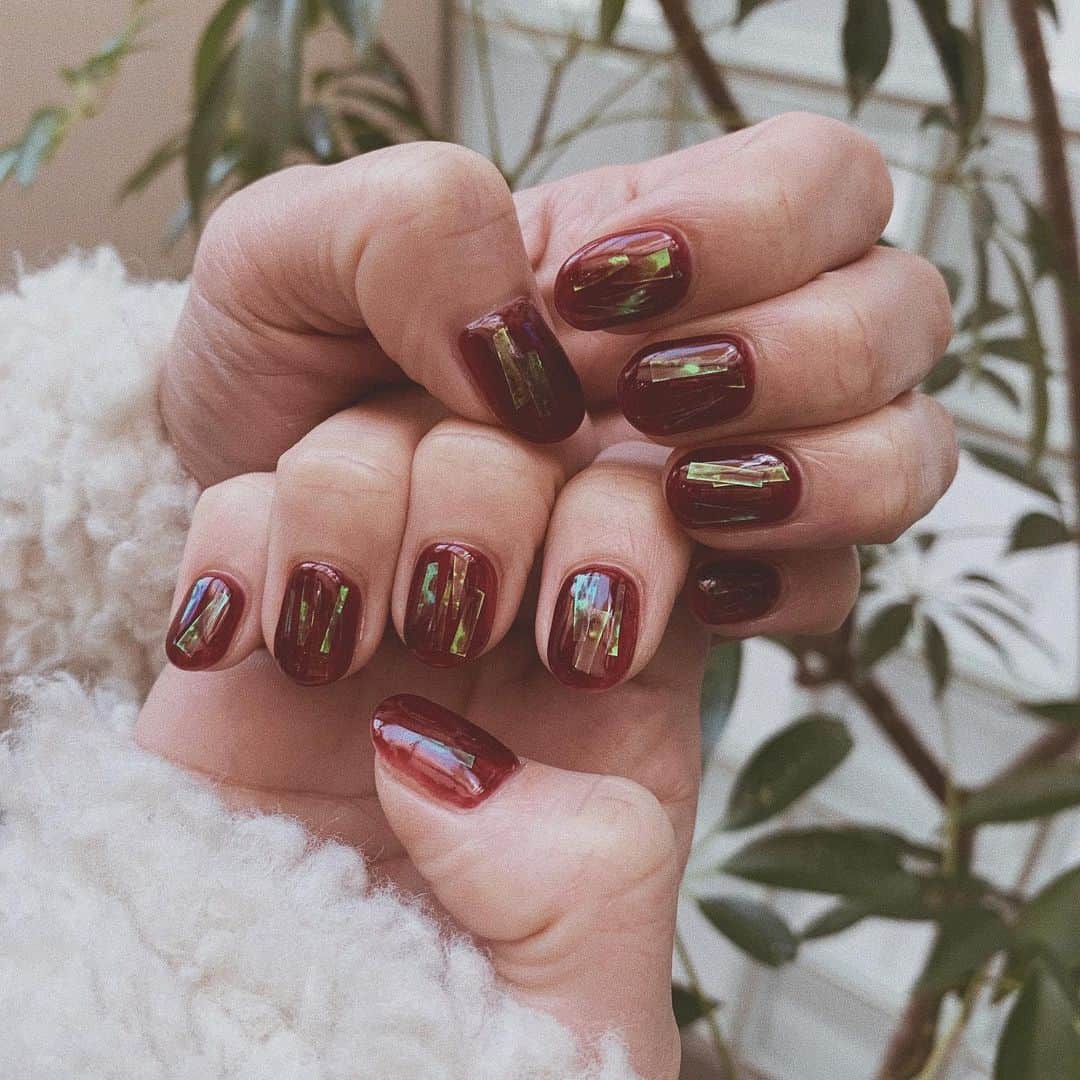 のインスタグラム：「❤︎ . 載せ忘れてた new nail💅♥️ . ボルドーカラーに オーロラのホログラム 久しぶりに短め𓂃✌︎ . . #ネイル #ボルドーネイル #ボルドーカラー #ホログラムネイル #ニュアンスネイル #シンプルネイル #トレンドネイル #ショートネイル #大阪 #心斎橋  #newnail #nail #nailart #trendnails #photo #hand #red #nailstagram #instagood #instalike #네일 #네일아트 #네일스타그램 .」