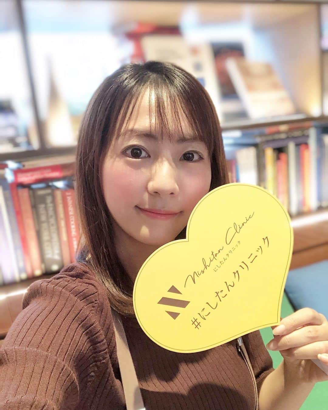 うえむらちかのインスタグラム：「渋谷のにしたんクリニック(@nishitanclinic )で美容点滴してきたよ🏥﻿ ﻿ ☘白玉点滴ビタミンCウルトラ☘﻿ ﻿ 美肌成分のグルタチオンと﻿ 高濃度ビタミンCを配合した点滴で﻿ ﻿ 初めてなので少し調整して﻿ グルタチオン600mlと﻿ ビタミンC25gを受けさせてもらいました💉﻿ ﻿ ﻿ 目指せ❣️美白&美肌✨﻿ と思って行ったんですが﻿ ﻿ 高濃度ビタミンCは「がん予防」にも🙆‍♀️﻿ ﻿ G6PD欠損症を調べる血液検査が﻿ クリニック開院記念で【無料】でついてくる🙆‍♀️﻿ ﻿ 健康にも良い点滴で﻿ 受けに行って良かったです✨﻿ ﻿ ﻿ 院内はクリニックと思えないほど﻿ ラグジュアリーな空間で✨﻿ 点滴中も友達と話しながら﻿ リラックスしながら楽しんで過ごせました🤝﻿ ﻿ ﻿ #にしたんクリニック ﻿ #美容点滴 #白玉点滴﻿ #白玉点滴ビタミンcウルトラ ﻿ #渋谷美容点滴 #渋谷美容クリニック﻿ #美肌点滴 #美白点滴﻿ #g6pd #G6PD検査無料 #g6pdsafe ﻿ #グルタチオン点滴 ﻿ #高濃度ビタミンc点滴 ﻿ #美肌 #美白 #美容マニア ﻿ #美容好きな人と繋がりたい」