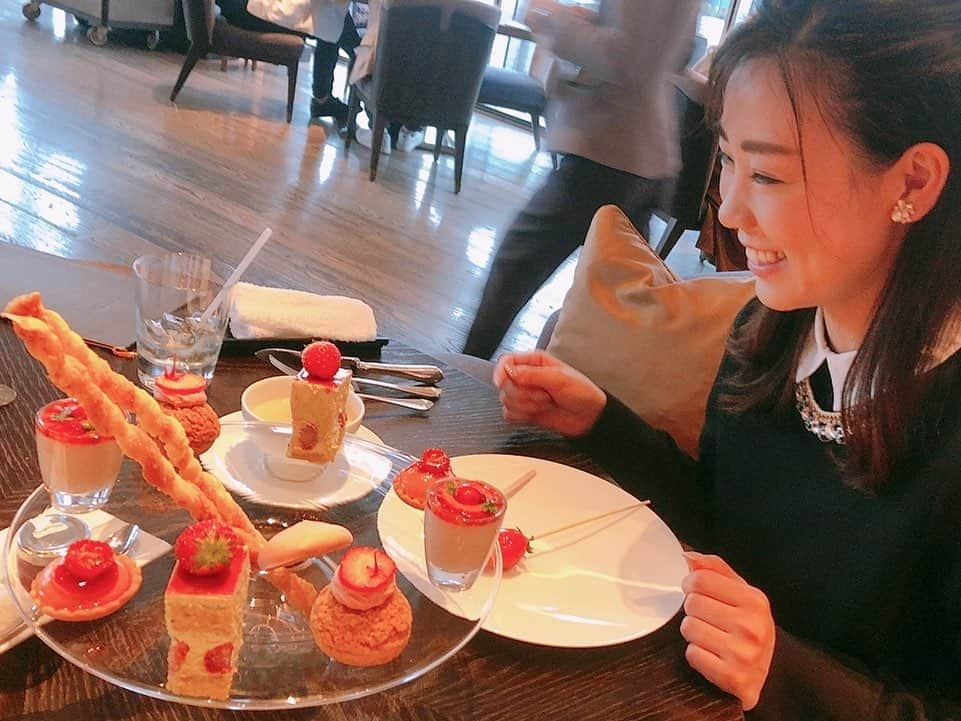 桜帆ゆかりさんのインスタグラム写真 - (桜帆ゆかりInstagram)「先日のお休みにななちゃんとイチゴアフタヌーンティー🍓 ただただ『甘い＝幸せ』を噛み締めてました🤤💘一緒だと本当によく食べる私たち😇 🍓 🍓 🍓 🍓 🍓 #いちご #アフタヌーンティー #甘さがしあわせ  #お腹いっぱい  @nana_kurara  とは #会うといつも #食の話」3月7日 21時28分 - chahoroo93