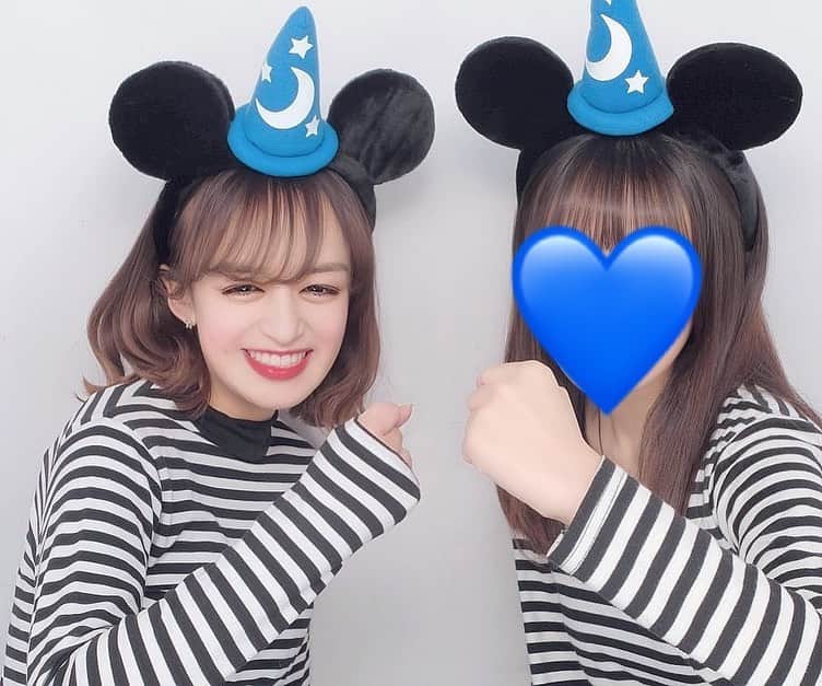山出愛子のインスタグラム：「インスタでもお知らせ  3/15にLINELIVE行いますー！  是非観てください！ コメントも待ってます♡  この写真は、お友達とおそろディズニーしたときの！笑 スカートも黒のロングスカートで本当に双子コーデになってたんだよー！笑 この日のディズニーも楽しかったなあ♡  また早くディズニー行けるようになって欲しい！  #disney #disneysea #disneyland #disneygram #disneyphoto #ディズニーシー #ディズニー #ディズニーランド #ディズニーカチューシャ #プリント倶楽部 #プリクラ #プリクラ加工」