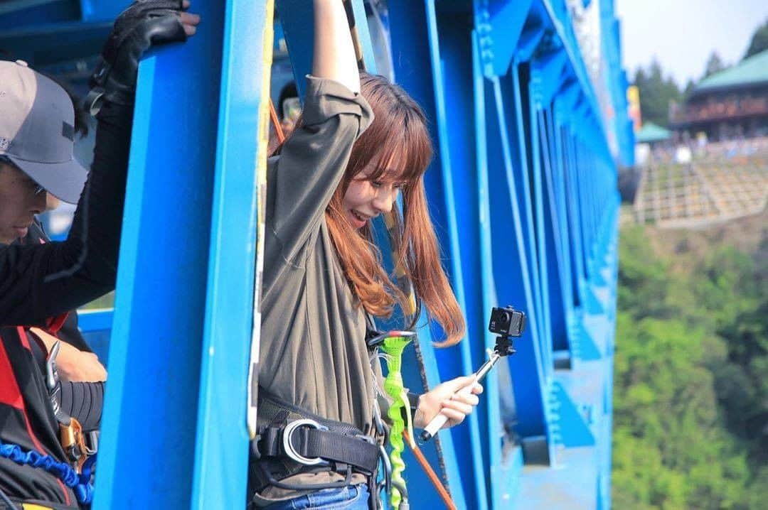 asoview! のインスタグラム：「× haruna tanaka（@___hrn_iii ） 100メートルの高さからバンジージャンプ！ . 茨城県常陸太田市の竜神大吊橋で、 日本国内最高のバンジージャンプに挑戦しましょう♪ . ジャンプ後の達成感はクセになること間違いなし！ . ======================= 場所：BUNGY JAPAN竜神バンジー 住所： 茨城県常陸太田市天下野町2133-6 アクセス：常磐自動車道「那珂IC」より約47分 ======================= . #アソビュー で想い出を共有しよう！ 素敵な投稿はストーリーズやウォールでご紹介します✨✨ . 今週末のおでかけにお役立てください♪ . #ゴープロのある生活 #ゴープロ #goprojp  #ゴープロのある旅 #ゴープロ持って出かけよう #ゴープロ女子 #ゴープロカップル #ゴープロライフ #goproのある旅  #ダレカニミセタイフウケイ #ダレカニミセタイケシキ #ファインダー越の風景 #お写んぽ #カメラ散歩 #カメラのある生活 #カメラ女子  #旅行好きな人と繋がりたい #国内旅行 #国内旅行好き #インスタ探検隊 #日本再発見 #キリトリセカイ #広がり同盟 #旅行女子 #女子旅 #バンジー #バンジージャンプ #竜神大吊橋 #竜神バンジー」