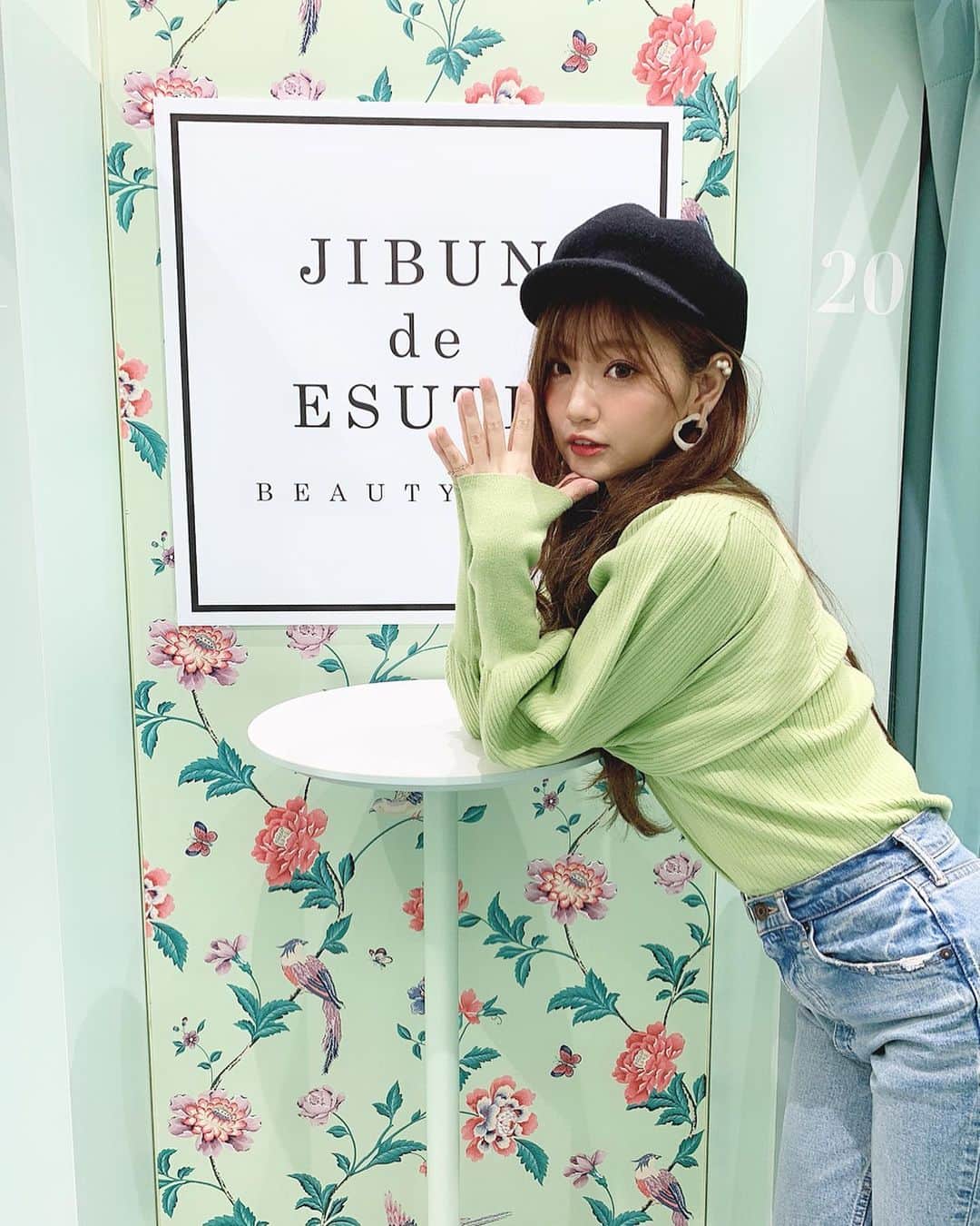 いっちゃん/嶋津 いつみのインスタグラム：「. . みんな  #じぶんdeエステ  ってお店知ってる🙄？ . . . 私も聞いたことはあって 気になって軽く調べたことあってんけど ついにこういうタイプのエステが 出たんかッッ😳✨ ってビックリしてんなぁー👀💨 . . . . んで、気になるなら 試してみよ！と思って…行ってきたー🤗❤️ . . . . . 私は神戸店行ってんけど 💁‍♀️え。かわい。なんかシャレてる‼︎💓 って感じの店内でな、映えてたw . . . 店舗によってカラーがちゃうらしーよ☝🏻 . . . . 個室がたーくさんあって 部屋の中にエステのマシンがあるねん🧐 . . ほかに着替えのウェアと ボディクリーム、顔用のジェル、 拭き取りのおしぼり、ペーパータオルがあるから 個室に入ってしまえば誰にも気兼ねなく 過ごせるところがいいと思った💕 . . . エステやからスッピンで行きたいし 誰にも会いたくてないやん？😑💦w . . . . . マシンは本格的な業務用の お高ぁーいやつで 高周波、超音波、セルライト吸引、リフトアップetc…🤓⭐️ . . 使い方が難しそぉ！って思ってたけど タッチパネルになってて選ぶだけやし 機械音痴の私だけでも使いこなせたから 大丈夫🙆‍♀️💓ww . . . 途中で分からんくなっても タブレットに使い方の動画があるから それ見ながら出来るし、 困ったらタブレットで店員さんを呼び出せるから安心やった🙌🏻 . . なんかそういうの心配してまうから よくない？？❤️ . . . . 自分で気になるところを重点的にするも良し、 全体をまんべんなくするも良し、 顔だけにフォーカスして頑張るもよし💪 . 好きなようにできるし 毎日通っても大丈夫な通いたい放題なプランもあるらしくて お得やんね‼︎💕💕💕 . . . 私みたいに筋トレとかジムとか キツイこと続けられへんけど でも綺麗に楽して痩せたい〜🤤って子には ホンマにオススメ☝🏻✨ . . . . . あと！年中無休やから 不定休なお仕事の人でも心配ご無用🤩 . . 予約なしで出来る無料の体験があるから とりあえず行ってみて欲しい‼︎💨 . 予約なし←ってとこが最高よな。 近くまできたついでに出来る👏🏻💕 素晴らしい。 . . . . メンズもOKな 初のメンズ店は名古屋PARCOにあるらしーから 名古屋在住の美容家男子は駆け込むべし👱🏻‍♂️✨ . . . . . 現場からは以上でーす💁‍♀️ . . . #関西  #関西サロモ  #サロンモデル #サロモ #いっちゃん  #フリーモデル #関西モデル  #あざといっちゃん #かわいっちゃん #いっちゃんコーデ #ブライダルモデル #アレンジモデル #ヘアカラー  #ヘアアレンジ  #ロングヘア #スーパーロング  #じぶんdeエステ  #じぶんde女子  #セルフエステ  #エステ通い放題 #ダイエット  #エステ  #美容」