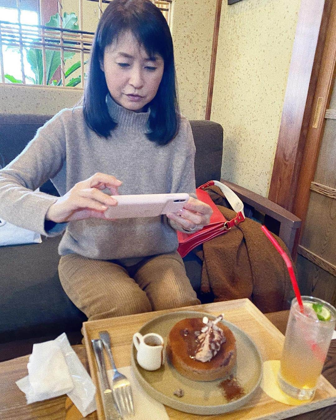 高橋愛さんのインスタグラム写真 - (高橋愛Instagram)「母と、パンケーキ🥞🍫 ㅤㅤㅤㅤㅤㅤㅤㅤㅤㅤㅤㅤㅤ ㅤㅤㅤㅤㅤㅤㅤㅤㅤㅤㅤㅤㅤ 母がずっと行きたかった パンケーキ屋さん。 ㅤㅤㅤㅤㅤㅤㅤㅤㅤㅤㅤㅤㅤ わたしはチョコレートが大好きだから 手土産にチョコレートを 買って帰りました🍫 ㅤㅤㅤㅤㅤㅤㅤㅤㅤㅤㅤㅤㅤ また絶対来たい場所。 ㅤㅤㅤㅤㅤㅤㅤㅤㅤㅤㅤㅤㅤ ㅤㅤㅤㅤㅤㅤㅤㅤㅤㅤㅤㅤㅤ  #福井県 #足羽山 #日和 #パンケーキ #チョコレート #キャラメル #ここのパンケーキ #やばいよ #最高 #ふくいブランド大使やってます  #高橋愛です」3月7日 21時41分 - i_am_takahashi