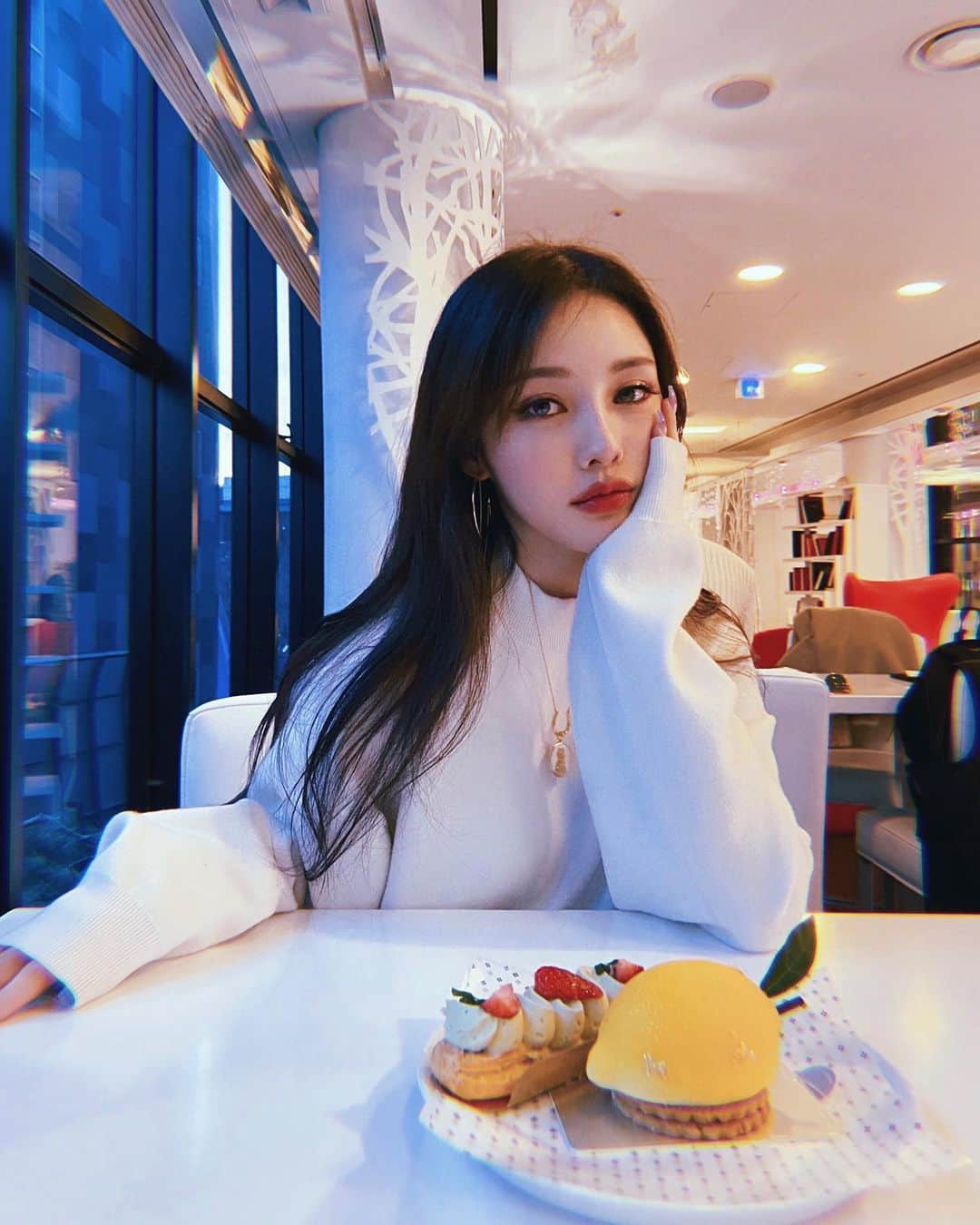ポニーのインスタグラム：「눈으로만 먹고 온 디저트🍋 📸: @holland_vvv」