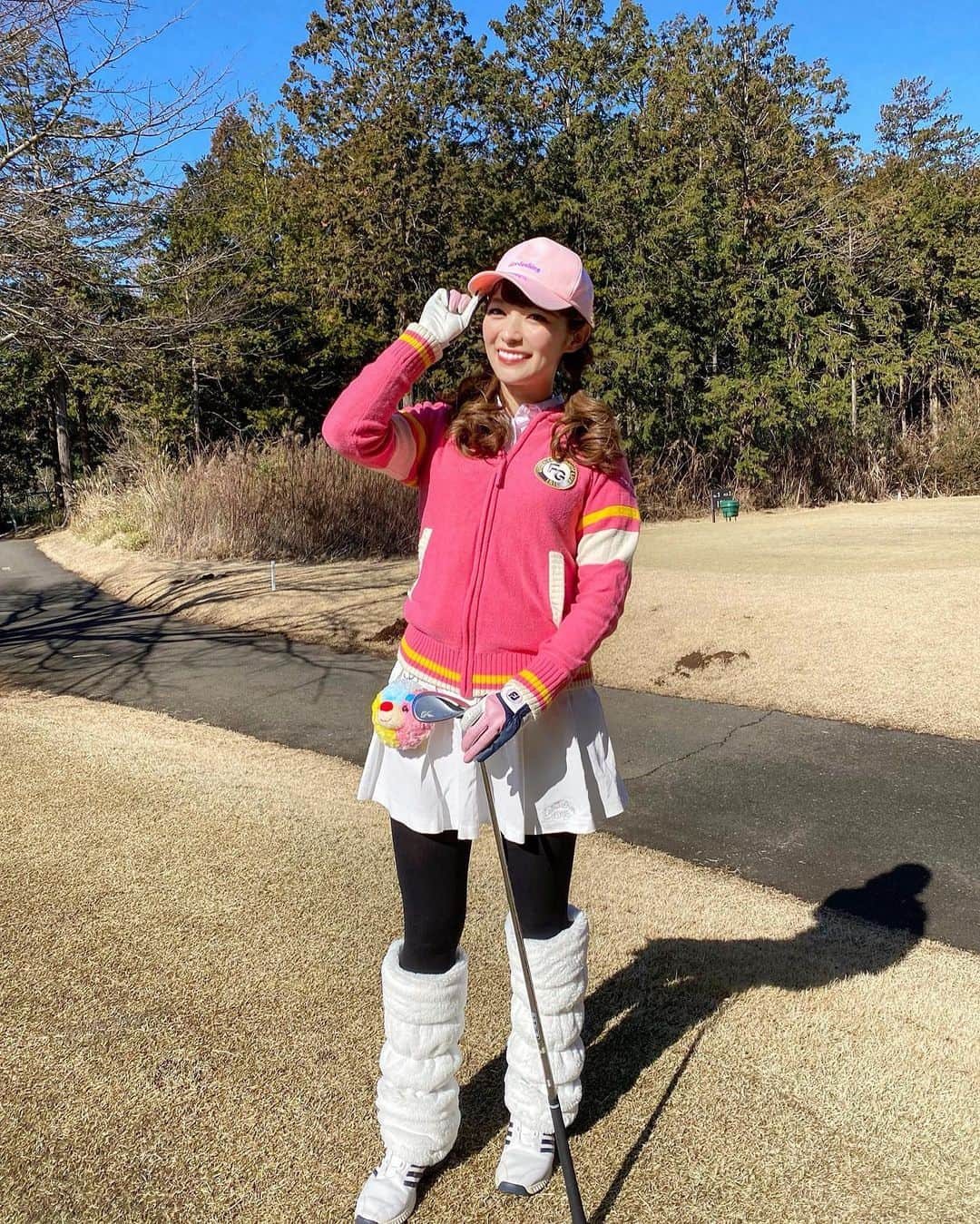 岩根沙恵子?さえみるさんのインスタグラム写真 - (岩根沙恵子?さえみるInstagram)「⛳️ピンク×ホワイトコーデ🤍💗 かわいい帽子をgetしたので、コーデに取り入れてみました🤤✌︎ . @junkymood のピンクの帽子かわいすぎる👒💗💓💖 文字が紫なのも好きなところ👏♥︎ やはり私服を混ぜるコーデ考えるの楽しい😌！！！！ . (アップの写真はゴルフ&ご飯アカに載せます🥺💗) . ちょうど坂になってて、影がお化けみたいにふにゃふにゃしてる🤣🤣😂 . #ゴルフ初心者  #ゴルフ女子と繋がりたい #ゴルフ女子 #golfwear #golfgirl  #ゴルフ初心者 #vg_fashion #ゴルフ好き #ドルフィンウェッジ #ゴルフラブ #女子ゴルフ #スポーツ大好き女子 #スポーツ女子 #筋肉痛好き #ゴルフ好きと繋がりたい #ゴルフコーディネート #冬コーデ #キャスコ #kasco #キャスコ女子ゴルフ部 #冬ゴルフ #golfcourse #スポーツ女子 #週末ゴルファー #ゴルフバカ #instagolf #インスタゴルフ女子 #golstagram  #ゴルスタグラム  #ワンウェイゴルフクラブ #onewaygolfclub」3月7日 21時48分 - saemiltiii