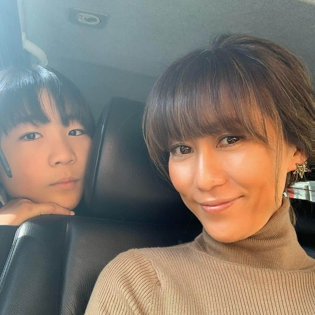 mitsuxmitsu24さんのインスタグラム写真 - (mitsuxmitsu24Instagram)「Just two of us * * 毎日時間と体力を持て余すよね。 Switch没収中。 時間をどう使う？ * そういえば、私は子供の頃、暇な日曜日がキライだった。晴れた日曜日もキライな子。でも日向ぼっこが好きで、太陽のあたる場所を探しながら家中移動してたなw 理由は忘れちゃったけど昔から陽に当たるのは好きだったみたい。 * #息子」3月7日 21時49分 - mitsuxmitsu24