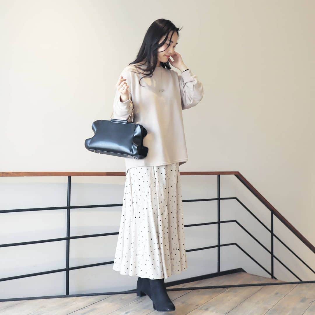 のインスタグラム：「@momentplus_official  #バックスリットルーズスウェット を着てみたよ✨ · スウェットだとカジュアルにしがちだけど、 あえてスカートでキレイめに💞 カラー展開も豊富で悩んだけど グレージュを選んだよ！ やっぱり好きな色～😍着まわしもききそう✨ · #momentplus#モーメントプラス#スウェット#アウトレットシューズ#outletshoes_life #fashion#ootd#outfit#code#coordinate#style#ファッション#コーディネート#コーデ#プチプラ#プチプラコーデ#シンプルコーデ#mamagirl#locari#ママファッション #partegram #l4like#カジュアル」