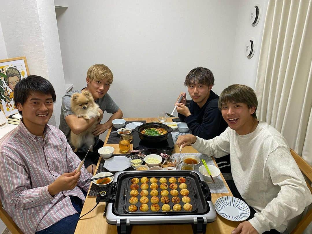 荒木大吾のインスタグラム：「#飯田食堂 ※1番左の方は19歳です。」