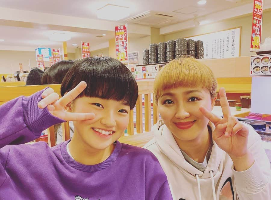 丸山桂里奈さんのインスタグラム写真 - (丸山桂里奈Instagram)「ちょっとまえのはなし。 西尾家と😊🧤 はま寿司へ。お気に入りです🙄👍 いつも癒され、パワーをいただいてます❤️前回が2年前てはなしで驚きました👩🙏つぎは近い合間でいきたいなー😆🤲♨️ #西尾家 #大好きな家族 #いつも近くにいてくれる #西尾さんがいたから今の私があります #恩返しできるようがんばります #ご近所さん #走ったら3分くらい #これからもよろしくお願いします #いい意味で #インスタバエ」3月7日 21時59分 - karinamaruyama