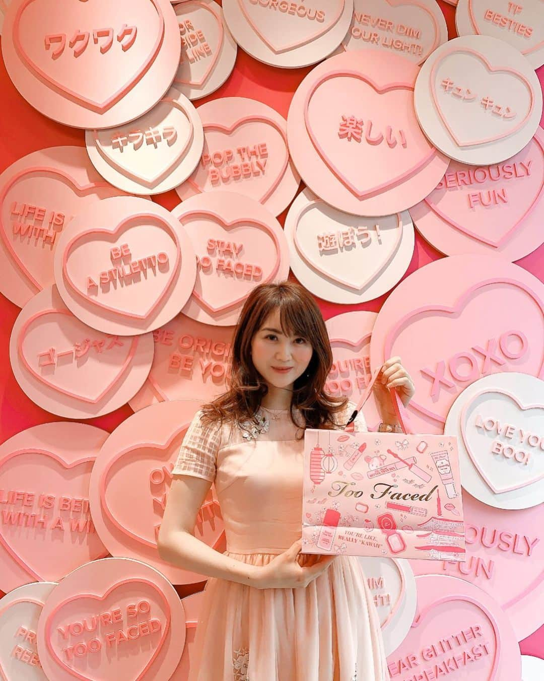 Miku Hirata 平田未来さんのインスタグラム写真 - (Miku Hirata 平田未来Instagram)「#toofaced ❤️ お店が可愛いのと💕プレゼントを探していて🎁  Crystal Whips Liquid Eye Shadow クリスタル ホイップス ロングウェアリング シマ―リング アイシャドウ　を購入しました💓 * 渋谷の109メンズ館の方にあって 通りからも可愛いディズプレイがみれます✨  可愛い内装で、キュンとします💖 別バージョンは、後日アップしたいです✨ * 渋谷新宿〜六本木西麻布と お仕事もありお出かけしていましたが いつもの土曜日よりは空いていました🤔  ただ人気のある場所とかカフェは 相変わらず混んでいて☕️ いつもと変わらずか、すこーしだけ空いている風でした🤔 * 予定は、やはり延期などが多いのですが 学校も自由登園となり ほぼほぼ春休みに突入🌷  無事に卒園式や入園式も実施されるかな🌸🌹 *  Crystal Whips Liquid Eye Shadow クリスタル ホイップス ロングウェアリング シマ―リング アイシャドウ　  #toofacedmakeup #toofacedcosmetics #toofacedpalette  #トューフェイスド #クリスタルホイップスロングウェアリングシマーリングアイシャドウ  #新作コスメ #おすすめコスメ #プレゼントコスメ #渋谷109メンズ #渋谷109mens #chesty #春コーディネート #ワンピースコーディネート #pinklover #pinkmania #pinkspot」3月7日 22時09分 - miku.hirata