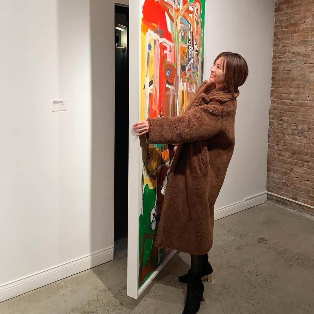 新山千春さんのインスタグラム写真 - (新山千春Instagram)「#NY  まさかの #surprise  絵画が扉の🚪🍽restaurant💜  #🍷 ❤️ #Brooklyn #wallart」3月7日 22時07分 - chiharuuu_0114