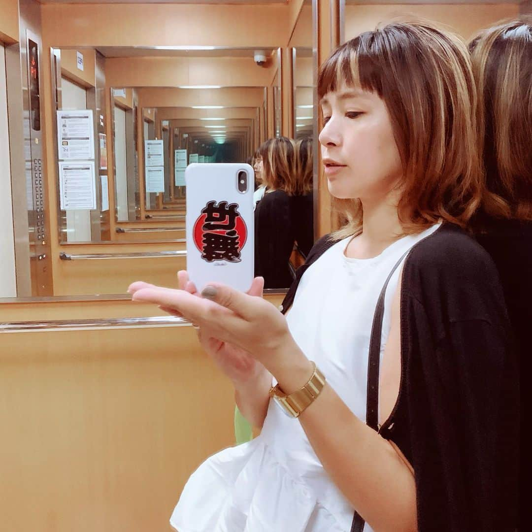 石井あみさんのインスタグラム写真 - (石井あみInstagram)「麻痺してきたけどなかなかパンチの効いたiPhoneケースをしている。 お気に入りです。 世舞➫CEBU♥️👍 ◇─◇─◇─◇─◇─◇─◇─◇─◇─◇─◇─◇─◇─◇─ ［セブ島留学ならCEBUYOLO］ セブ島留学をサポートさせて頂いています。 無料相談はDM、メールにてお待ちしております✰プロフィールからHPに飛べます。 #cebu#セブ#cebuyolo#セブヨロ#セブ島留学#セブ留学#セブ島親子留学#語学留学#母子留学#親子留学#세부#セブ移住#セブ島移住#セブライフ#cebulife#セブグルメ#セブ在住#cebuandco#セブ土産 ◇─◇─◇─◇─◇─◇─◇─◇─◇─◇─◇─◇─◇─◇─」3月7日 22時17分 - ami_cebuyolo