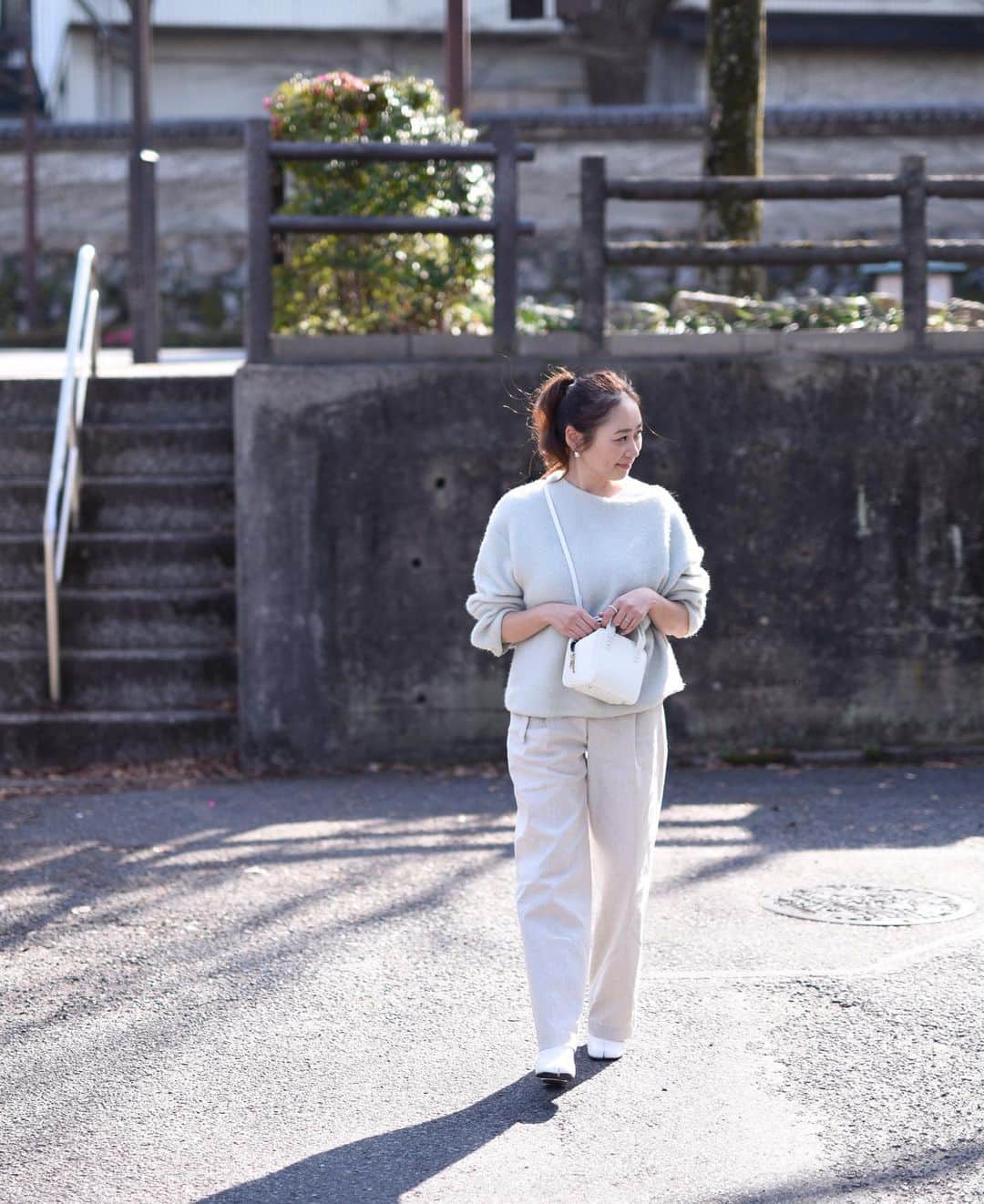 Keikooooooのインスタグラム：「コーデです♡ ヒールでもブーツだから痛くならなかったブーよ🐷♡ 流行り物は、まずはプチプラでお試しする派ブー♡ 春になって急に白い豚さんの気分です🌸 . knit @blanc_official.jp #blancofficial pants @stunninglure #stunninglure  bag @a_vacation_  boots @ivy_select」