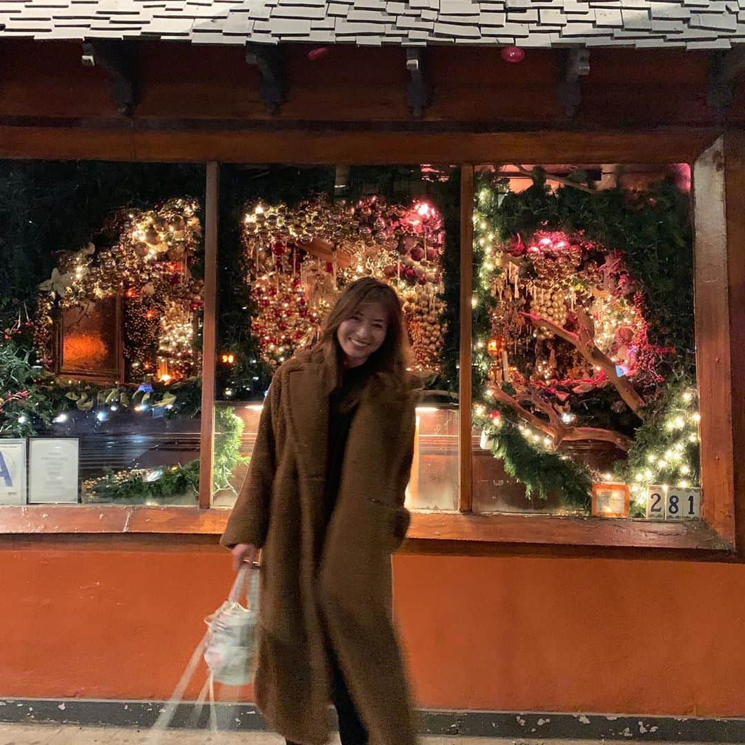 新山千春さんのインスタグラム写真 - (新山千春Instagram)「行ってみたかった 　エスカレーター🤩  #ny #Brooklyn #neon #新山千春」3月7日 22時15分 - chiharuuu_0114