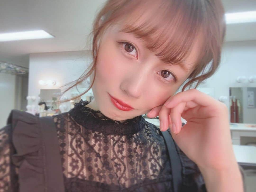 増澤璃凜子さんのインスタグラム写真 - (増澤璃凜子Instagram)「無事初日を迎える事が出来ました❤︎ . 実は今まで役によってメイクを結構変えてるの。 今回はこんな感じ。 普段より濃いから、だいたい舞台中の写真は評判がいいのだ。笑 . メイクより劇場で生きてるわたしを今回じゃなくてもいつか観に来てくれることを願って。届け。 . 信じて頑張ってたけど、本当に迎えられて良かったです。 このご時世だからこそ響く、暖かい拍手。とてもとても嬉しかった。本当にありがたいことです。 舞台に立っている私達とここに来ている皆さんの強さの邂逅を見ました。 最後までこのさいたま芸術劇場で生きます。ありがとうございました！ #共骨 #増澤璃凜子 #リリコマスザワ」3月7日 22時16分 - ririkomasuzawa