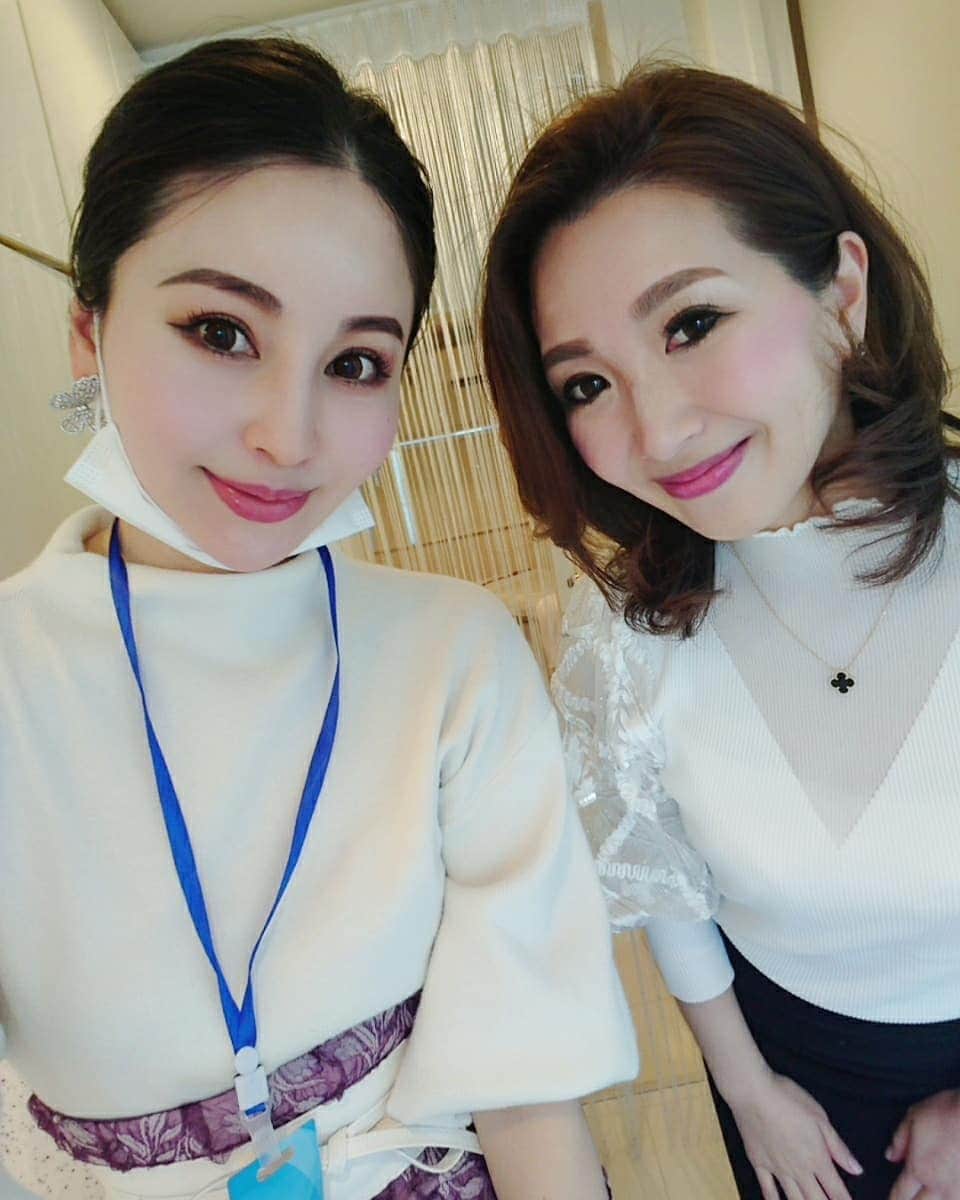 CHIKAさんのインスタグラム写真 - (CHIKAInstagram)「. 初めましてのひろみさん😍💗LAURAへお越し頂きありがとうございました！！ . たくさんの共通点があって💓心まで美しいひろみさんとのお話とても楽しかったです🌹💓 . 数あるサロンの中から選んで頂けること本当に光栄です😢❤ . #共通点 #女性経営者 #女社長 #サロンオーナー #男の子ママ #愛犬がココちゃん ♡  #エステサロン #美活 #美肌 #リフトアップ #ハイフ #hifu」3月7日 22時22分 - chika72714