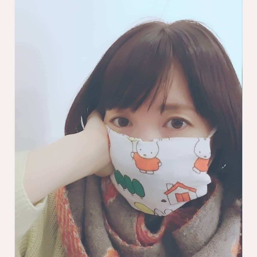 のインスタグラム：「毎日かわいい ベビーガーゼの手作りマスクをしてたら なんかもうマヒしてきて ミッフィーちゃんでも いけるようになっちゃった。(笑) 堂々としたもんでしょ？ ミッフィーちゃんかわいいな！  #selfie#手作りマスク#ミッフィー」