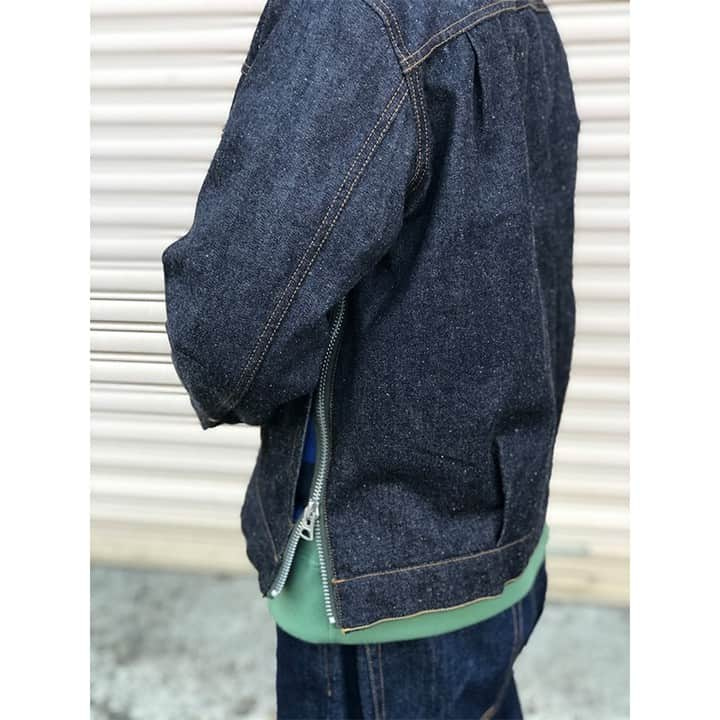 UOMOさんのインスタグラム写真 - (UOMOInstagram)「【sacai×BEYONDEXX デニムジャケット】 「ここ最近コラボが続いているsacaiが日本発のデニムブランド“BEYONDEXX”とコラボしたデニムジャケット。デニムの生地感は他にない独特の色味を出していてシンプルなのに目を惹く。それに加えてデニムジャケットには珍しいサイドジップに一目惚れ。ワイドパンツ履くとき、インナーの差し色をチラ見させたいときジップを少し上に上げることで理想なコーディネートを実現できる。自分が思い描いてるデニムジャケットに出会うと自然と笑顔になる」（チームウオモ忽那洋平）  #uomo #uomo_magazine #webuomo #sacai #BEYONDEXX #忽那洋平 @927_yohei #TEAMUOMO #チームウオモ @ #fashion #mensfashion #mensstyle」3月7日 22時30分 - uomo_magazine