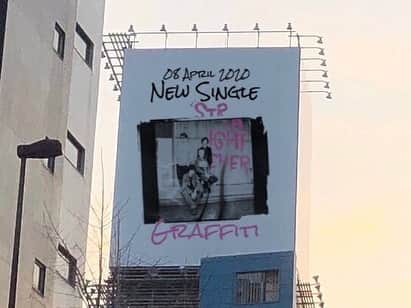 ホリエアツシさんのインスタグラム写真 - (ホリエアツシInstagram)「広告募集してたもんでね📄 #ストレイテナー #graffiti #newsingle #08april2020 #JAROには内緒🤫」3月7日 22時31分 - a.horie