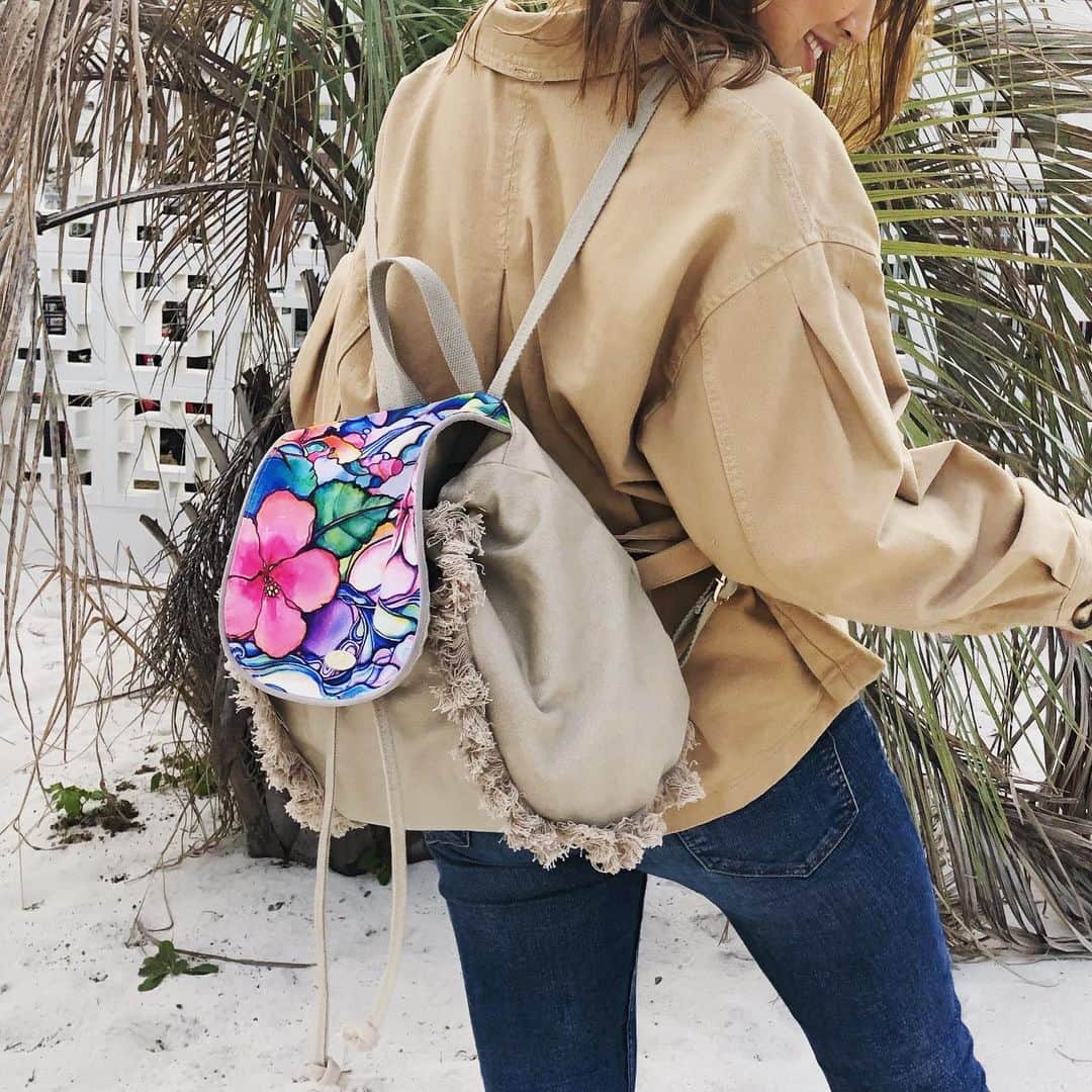 ラレイアのインスタグラム：「🌴 お洒落で使いやすいミニリュックが入荷しました✨ ・ Colleen Wilcoxアートデザインのフラップアートキャンバスリュックは小さすぎないからお出かけ〜デイリー、旅先でも使いやすいサイズ感😍🧡 ・ ・ 今なら #楽天スーパーセール も開催中！ お得なクーポンも使えてポイントも10倍中です✨ 新作たくさん入荷して只今即納対応中なのでぜひ☺️🧡 ・ ・ ---La Leia Precious Life(ラレイア)--- @laleia_official ・ 楽天市場店 https://www.rakuten.co.jp/laleia-p-life/ ・ au wowma店 https://wowma.jp/user/52666346 ・ Yahooショッピング店 https://shopping.geocities.jp/laleia-p-life/ ・ ・ @laleia_official  @colleenwilcoxgallery_jp  #colleenwilcox#art#hawaii#aloha#surf#beach#laleia#ハワイ#フォトジェニック#インスタ映え#インスタ女子#アロハ#ビーチ#海を感じる雑貨#ラレイア#アート#ビーチガール#サーフスタイル#大人カジュアル#リュック#コリーンウィルコックス#ギフト#プレゼント」
