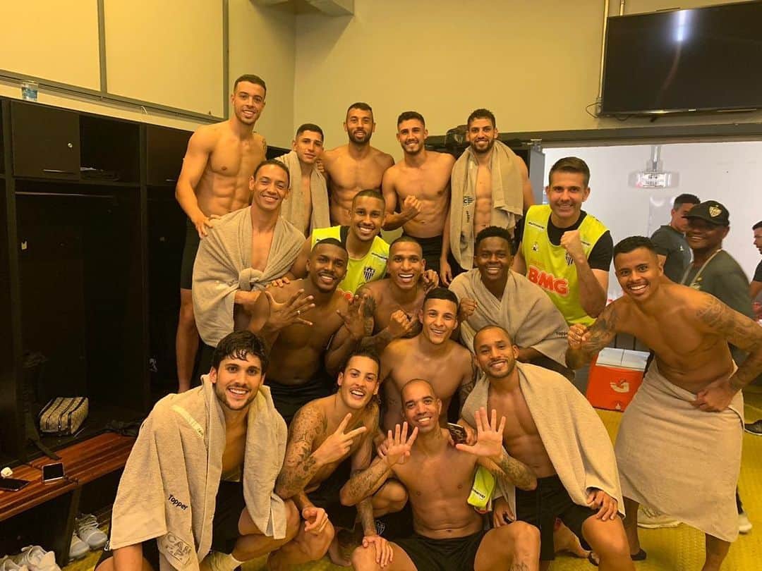 のインスタグラム：「O clássico é nosso. Vamos com tudo em busca dos próximos objetivos! ⚫️⚪️🐔」