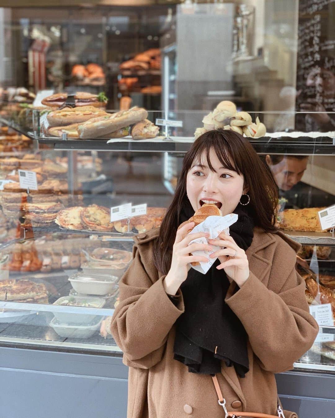 松本ゆいさんのインスタグラム写真 - (松本ゆいInstagram)「ここのクロワッサン美味しかった😋 マフラーにやたらクロワッサンついたけど。笑 #regiscolin#boulangerie#bread#croissant#まつゆいの旅#trip#paris#旅行」3月8日 9時37分 - yui_m106