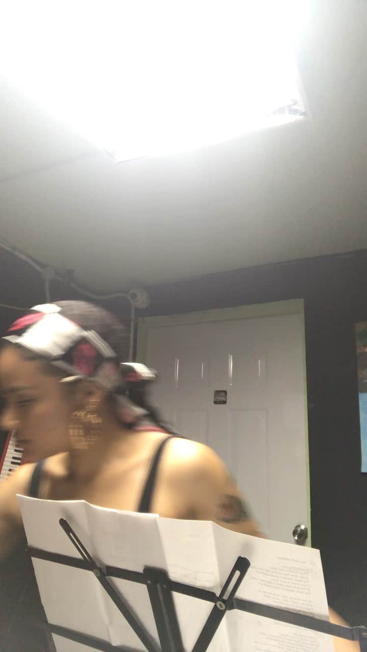ティファニー・キャデラックのインスタグラム：「Should I record this?」
