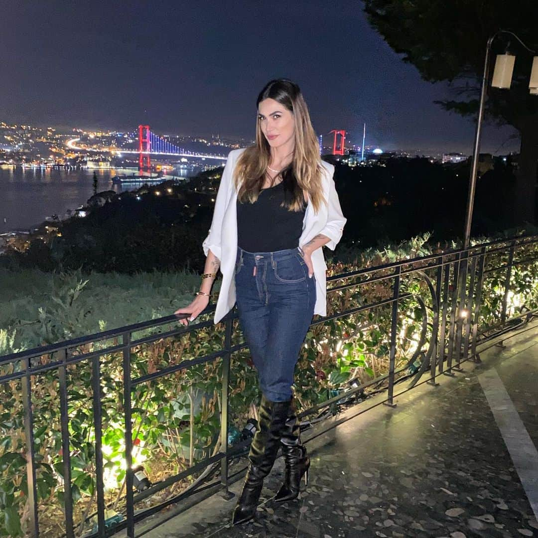 メリッサ・サッタさんのインスタグラム写真 - (メリッサ・サッタInstagram)「Mi trovo a Istanbul, una città stupenda... con la mia famiglia....ma ogni minuto penso all’Italia,a Milano...penso a quanto sia triste non poter tornare a casa....ma ora è così...e a testa alta, con tanta buona volontà e sacrificio bisogna tutti insieme rispettare le regole e risolvere questo problema! Un sorriso per pensare positivo, per sperare che tutto questo il prima possibile sia solo un brutto ricordo...🙏🏻🤍 #milano #italy」3月8日 8時45分 - melissasatta