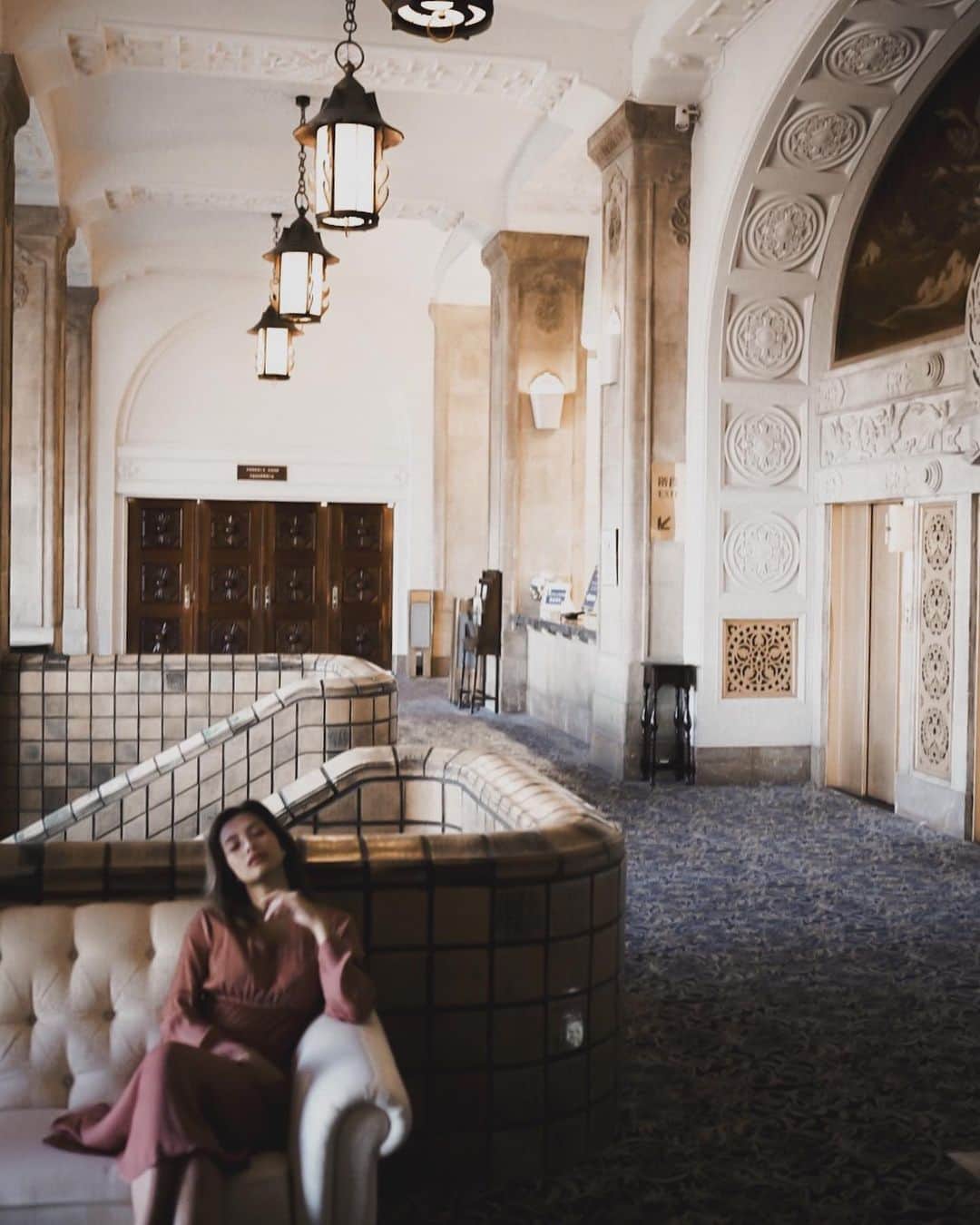 のインスタグラム：「・ ・ 📍 @hotelnewgrand  歴史のある感じがすごく素敵なホテル✨ まるで#ヨーロッパ 憧れの @daichi_1127 さんも2.3日後に行ってて 同じところで写真撮ってた🥺 どーせなら会いたかったな❤︎ ・ dress… @cielair ・ ・ #cielair#dress#onepiece#ホテル#旅行#国内旅行#横浜#ホテルニューグランド#女子旅#海外好きな人と繋がりたい#旅行好きな人と繋がりたい#tabimuse #fashion#Europa#Japan#Hotel#bookingcom#travel#traveler#Photo#lifestyle」