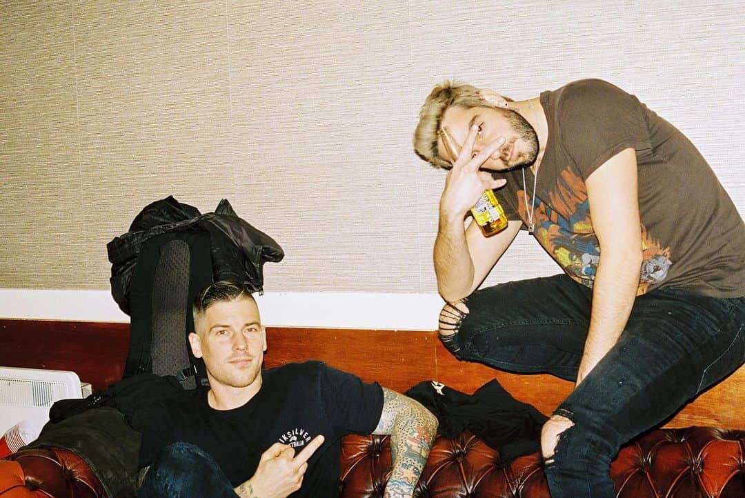 ザッキー・ヴェンジェンスのインスタグラム：「Need to work on using my pointer finger 🖕🏼 #goodboys  #wakeupsunshine #alltimelow #middlefinger」
