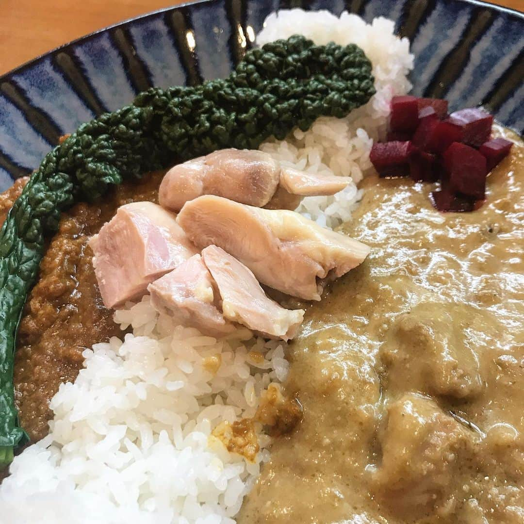 無化調ラーメン「ゆきふじ」さんのインスタグラム写真 - (無化調ラーメン「ゆきふじ」Instagram)「なぜカレーなのか？  今回は定番のチキンカレーと 『レモンクリームの鶏白湯で作ったポークカレー』 の、あいがけでした。 カーボロネロとビーツのアチャールを副菜として、とりもも肉の低温調理を添えました。  ありがたいことにスープには困らず、鶏スープ、出汁、鶏白湯と3種類がすでに用意されているので、そこから作るスープのバリエーションは豊富です。  毎回作るたびに新しい発見があり、自分自身の料理の幅が広がります。  ラーメン屋だからラーメンしか作らないと殻に閉じこもっていると、いつまでたっても見えないものは見えてこないままだと思います。  この先どこに向かっていくのか想像もつきませんが、楽しみでしょうがないです。 今後ともよろしくお願い致します。  #チキンカレー #ポークカレー #鶏白湯 #低温調理 #カーボロネロ #ビーツ #ビーツ料理 #カレー好きと繋がりたい #カレー好きな人と繋がりたい #カレー部 #ゆきふじ #ラーメン #御茶ノ水 #御茶ノ水ランチ」3月8日 9時27分 - yukifuzi3785