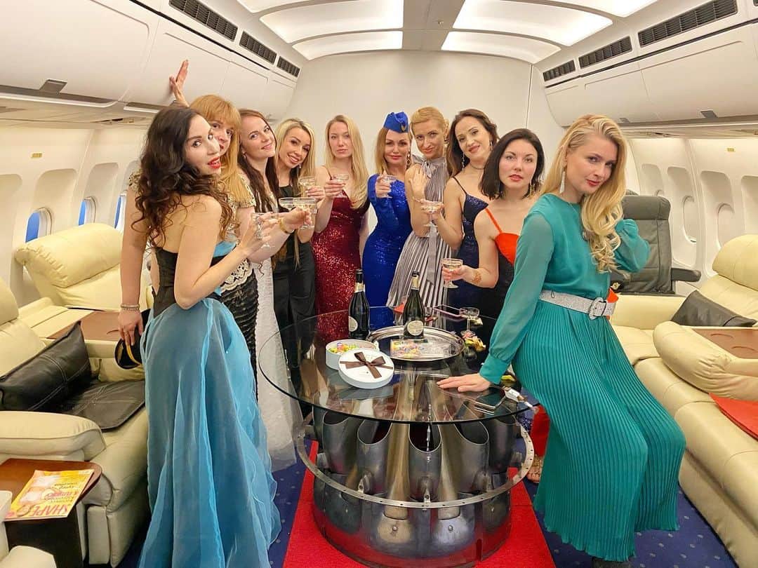 のインスタグラム：「Airbuses✈️flight party🎉﻿ 毎年恒例のラーナさん@svetayacurve ﻿ セレブリティーパーティー🎉﻿ 今回はプライベートジェット機✈️を貸し切りました😱💦﻿ ﻿ サイコーです🥰💕﻿ ﻿ ﻿ ーーーーーーーーーーーーーーーーーー﻿ ﻿ #飛行機﻿ #airbusa320 ﻿ #夢のパーティー﻿ #セレブリティー﻿ #russiangirl🇷🇺 ﻿ #ロシア人モデル ﻿ #モデル﻿ #撮影﻿ #撮影会﻿ #パーティードレス ﻿ #ドレス﻿ #プライベートジェット機﻿ #ポトレモデル﻿ #撮影会モデル﻿ #撮影会イベント ﻿ #写真集﻿ #モデル募集﻿ #撮影依頼﻿ #カメラが好き ﻿ #インスタ映え﻿ #ストロビスト﻿ #シューティング﻿ #撮影依頼募集中﻿ #ポートレート撮影﻿ #セクシーショット﻿ #ポートレートモデル募集 ﻿ #ファインダー越しの私の世界﻿ #ドラマティックストーリーフォト﻿ #AilinQ」