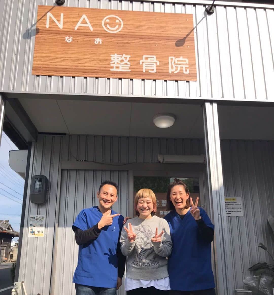 和田美枝のインスタグラム：「健康には気つけてても、やっぱりプロに見てもらうと違うねっ💥💥💥 鍼ささってるのに笑ってる😅  ボンヤリお顔がシャキっとなった🧠✨ #橋本 #NAO整骨院 #鍼 #頭から浮腫んでた #自分では気をつけれない部分の改善 #良い睡眠と #体のバランス #映画の #ヘルレイザーみたい #ミスタービーンばりのしっかりお眉 #ベートーヴェン #インパクト強し」