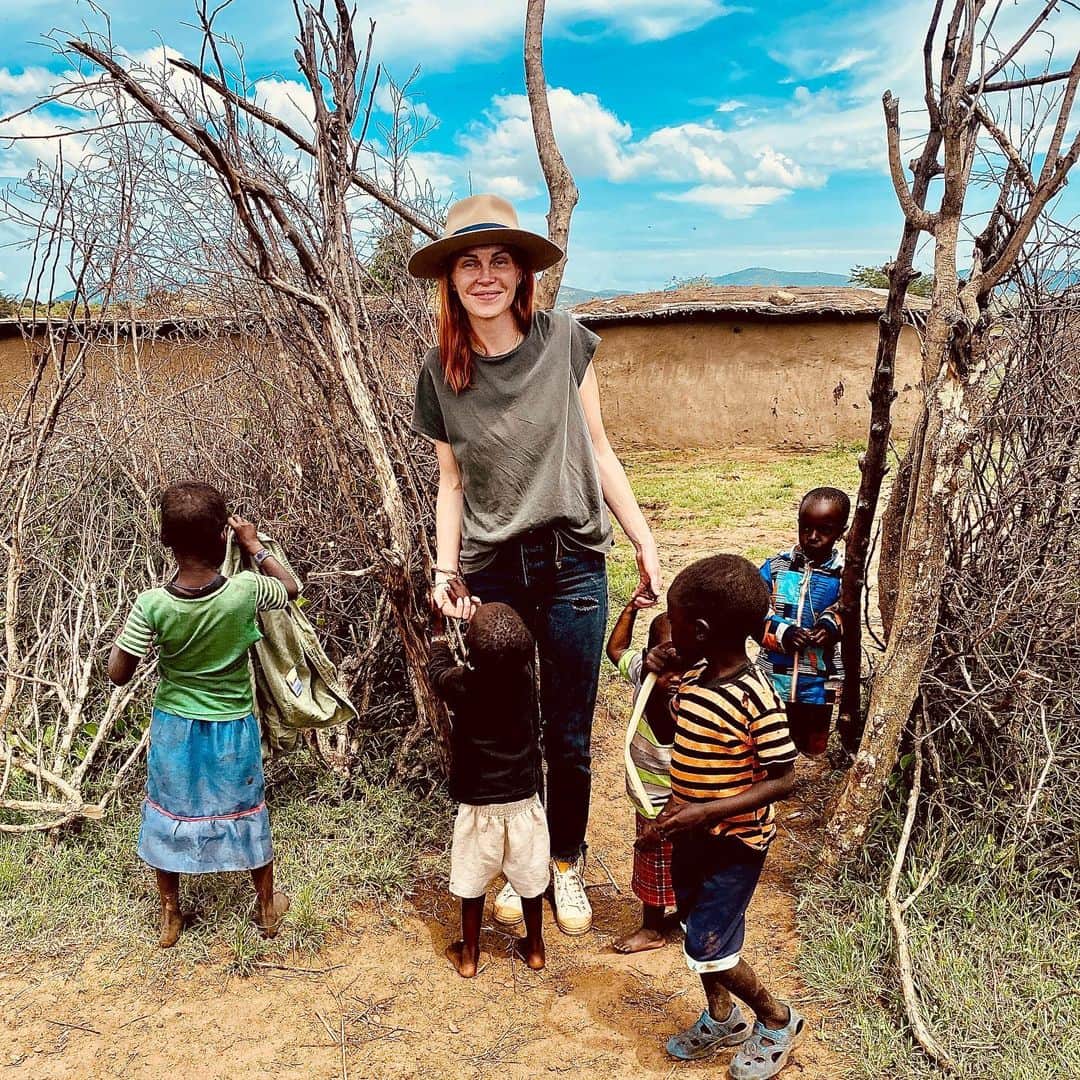 フィービー・ダールのインスタグラム：「Getting closer to my life’s purpose...of working with animals and people devoted to saving wildlife by protecting our eco systems and surrounding communities....Day by day, trusting in myself (although very difficult at times) and trusting that the experiences I’m living through are guiding me towards where I need to be. Giving gratitude for every moment. ✨✨ Pursue whatever sparks passion and light within you. Enjoy the present moment. Find what makes your heart sing and your soul soar. Connect with others, get involved and be courageous. @kintravel」