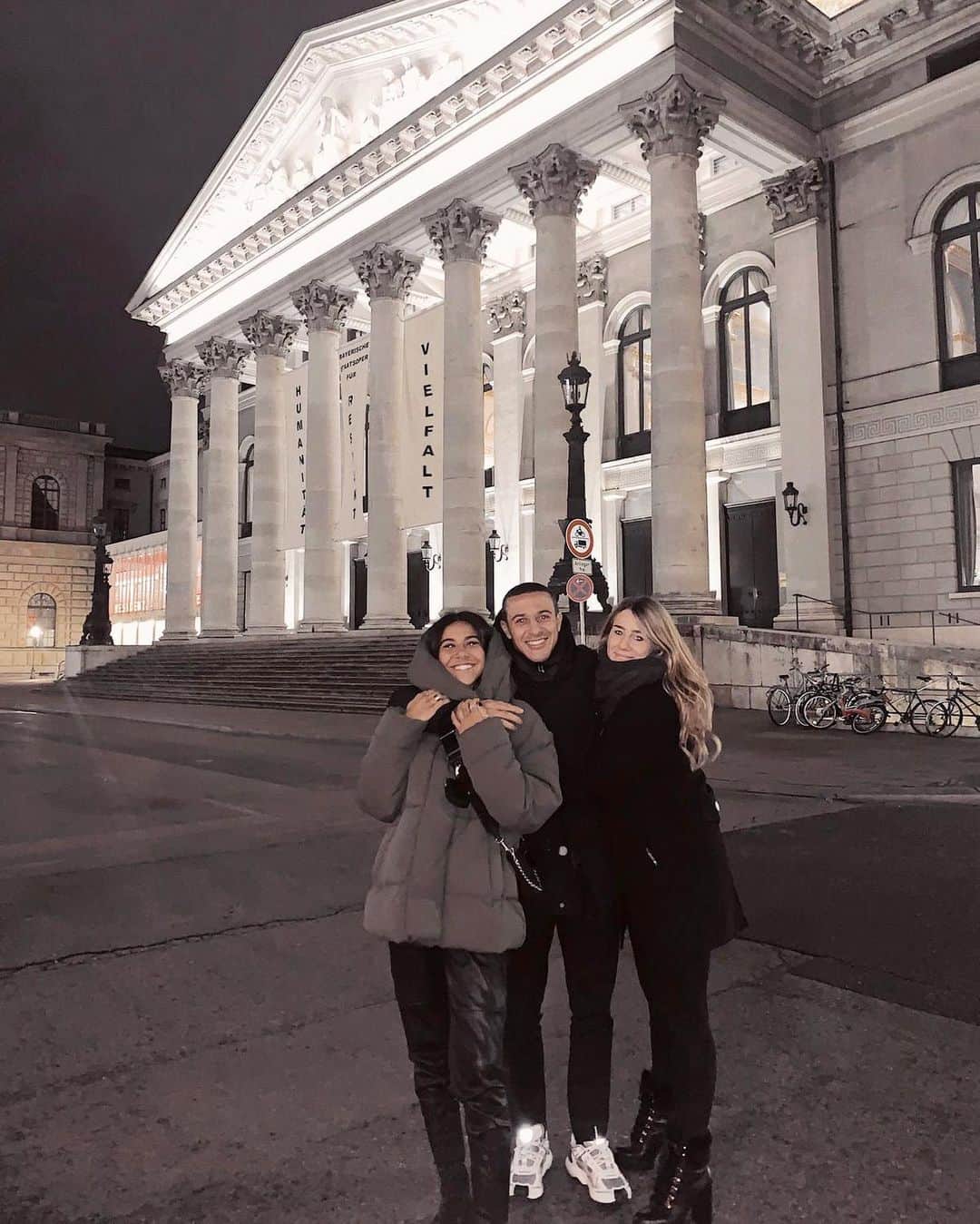 のインスタグラム：「Ellas. 🤷🏽‍♂️ y Múnich 🏛 @alcantarathaisa  @juliavigas」