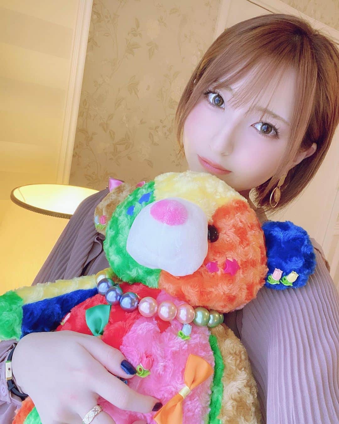 のインスタグラム：「﻿ 🧸💐💐💐﻿ ハウステンボスくま🧸﻿ ﻿ ﻿ 帰りのキャリー﻿ この子たちでぱんぱんやった🧸﻿ ﻿ あと2種類くらい色違いいたけど﻿ さすがに連れて帰ってあげれんかた🤮﻿ ﻿ ﻿ ﻿ ﻿ ﻿ ﻿ ﻿ ﻿ ﻿ ﻿ ﻿ ﻿ #長崎県 #長崎市 #長崎観光 #ハウステンボス #ハウステンボス🌷 #テディベア #🧸」
